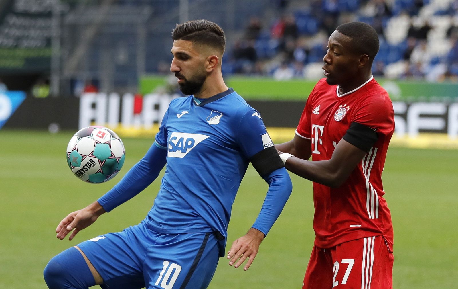 Dabbur controla el balón ante la presión de Alaba.