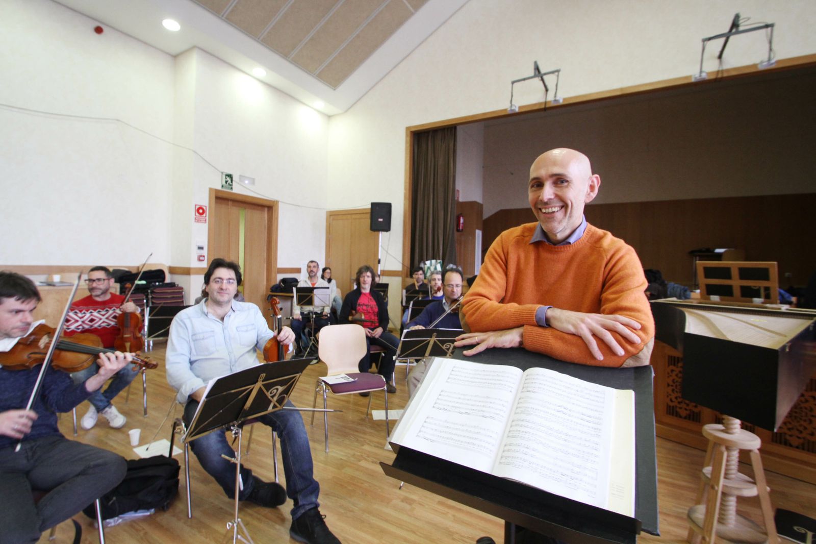 Enrico Onofri trabajando con la Orquesta Barroca de Sevilla