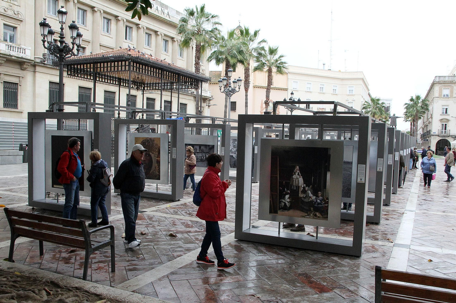 Latitudes, inauguración de la exposición colectiva en la Plaza de Las Monjas en imágenes