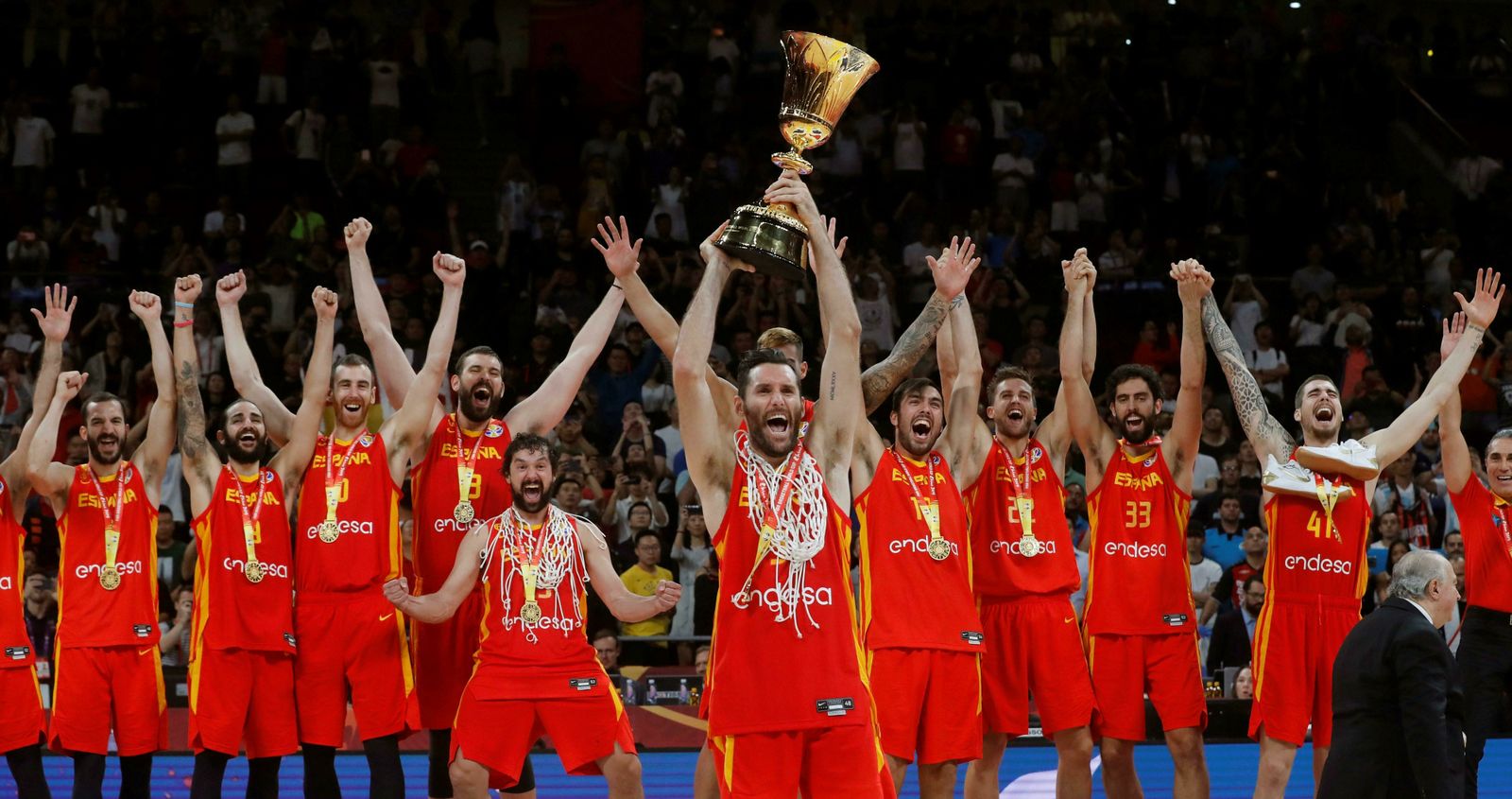 Rudy Fernández levanta el trofeo de campeón del mundo de baloncesto en Pekín.
