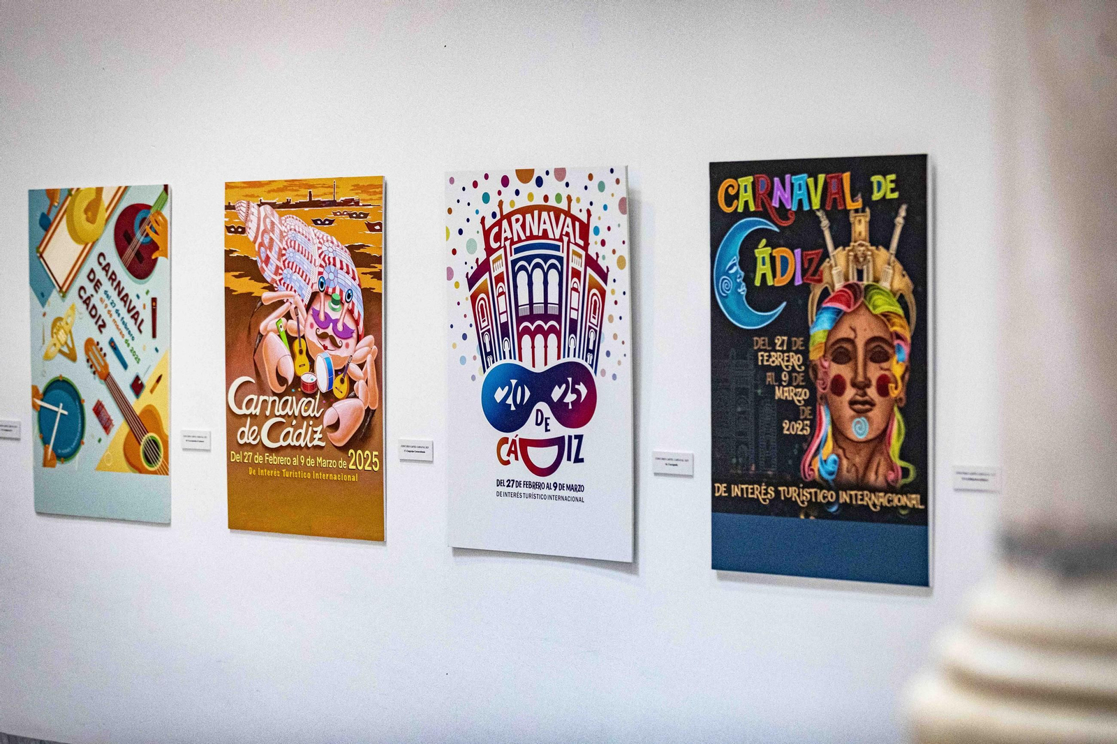 Carteles presentados al concurso de Carnaval de Cádiz 2025 expuestos en la Casa del Carnaval.