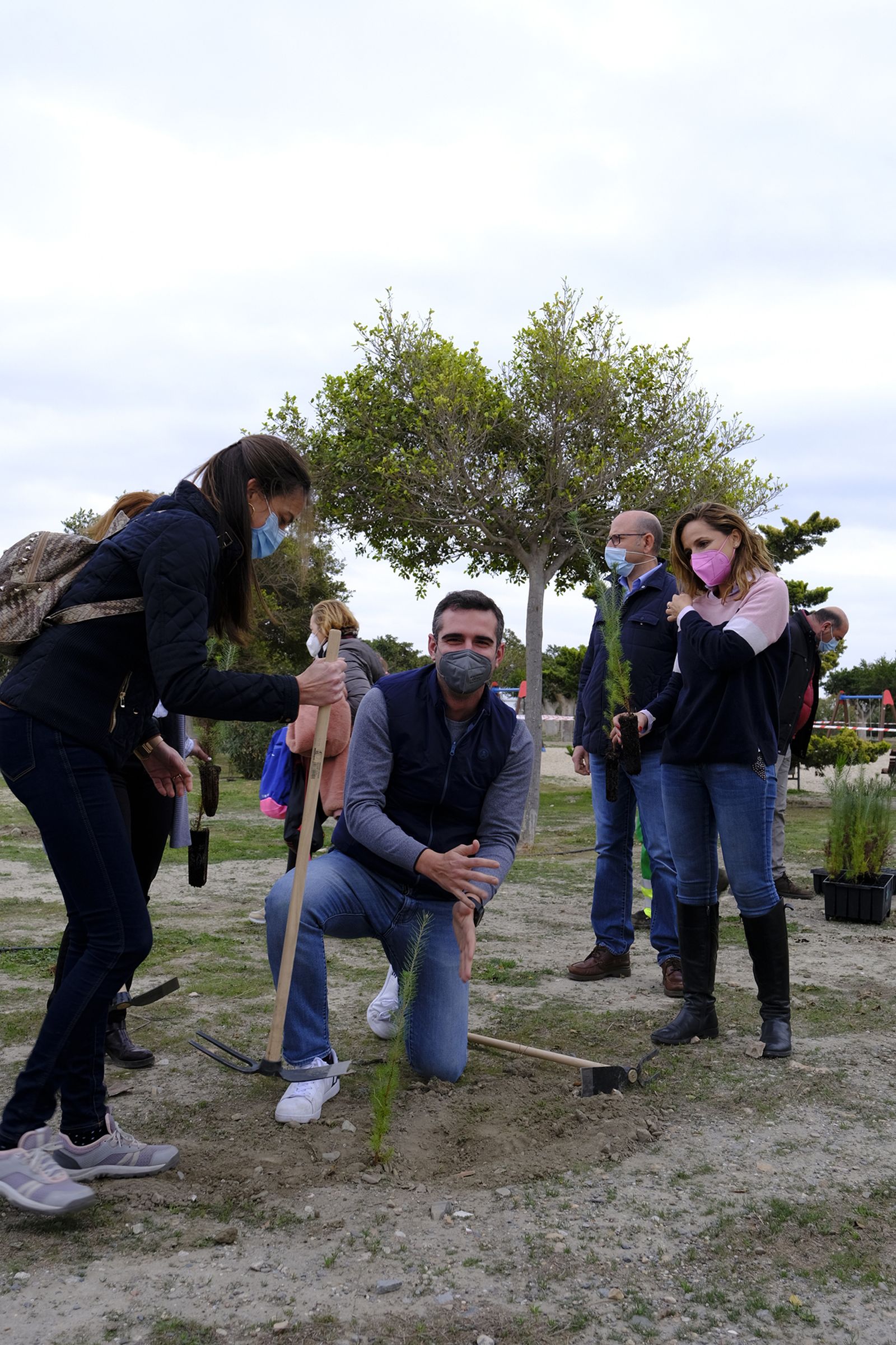 Plantación de árboles en el Parque del Andarax. Día de Andalucía.