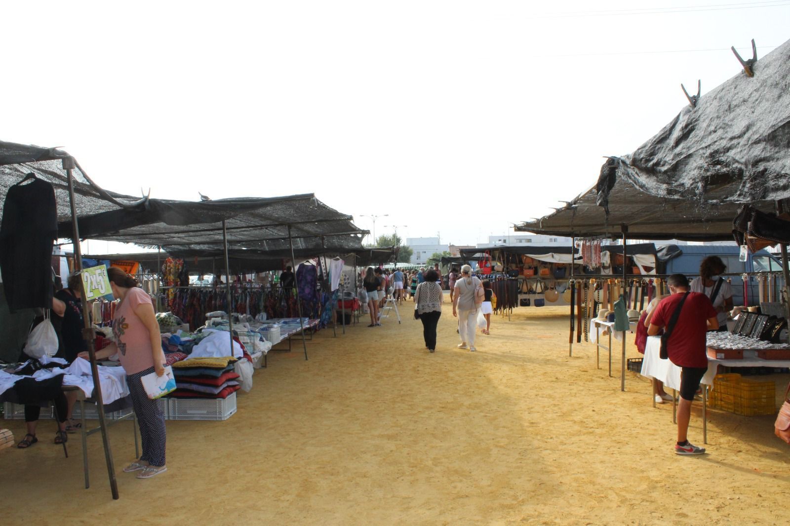 Las concejalas del PP caminan entre los puestos del mercadillo de los martes.