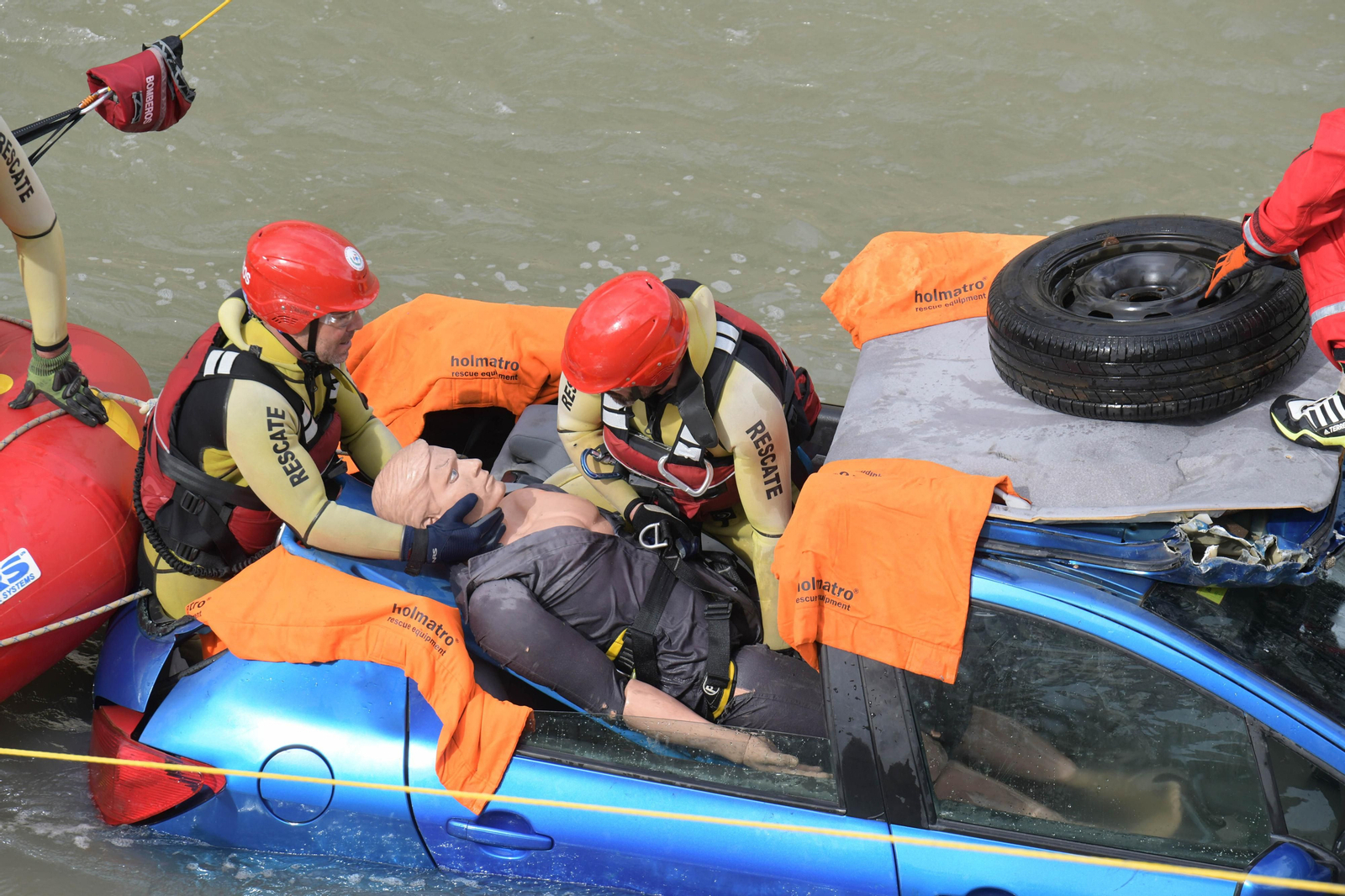 Fotos: Las mejores imágenes del simulacro de rescate de un coche accidentado en el río Genil de Granada