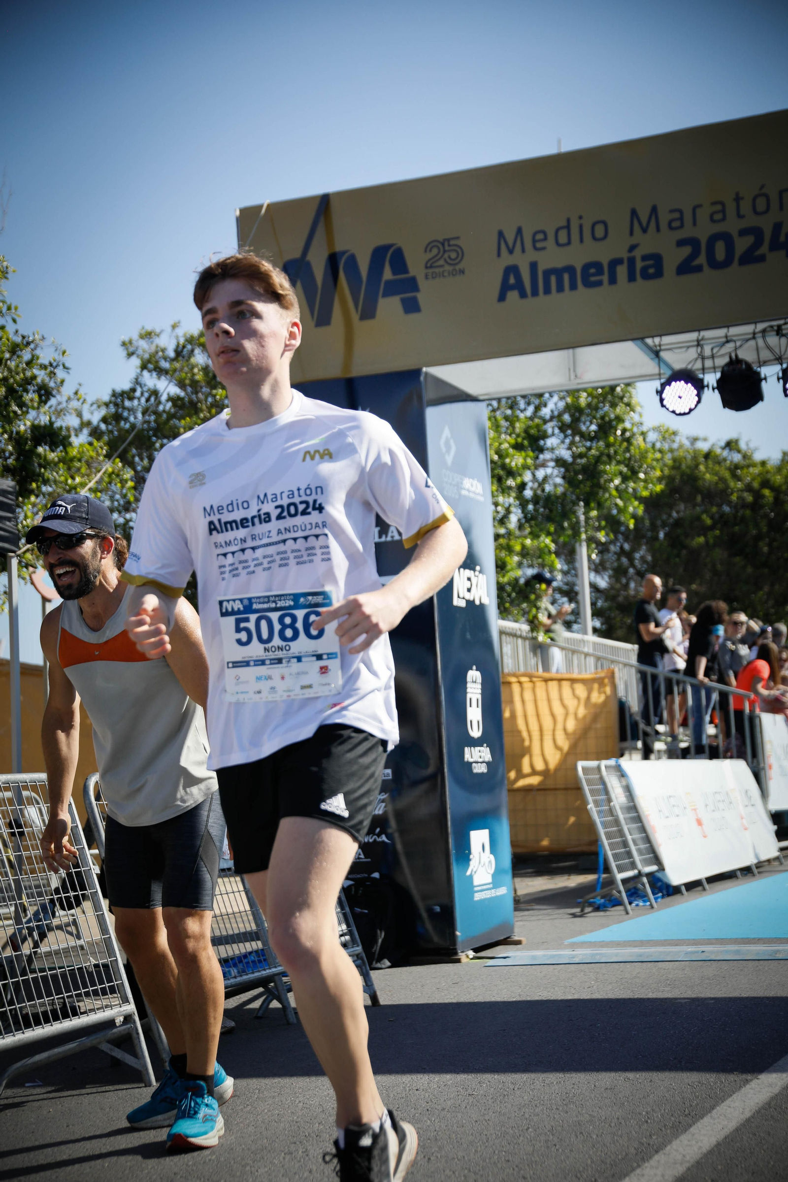 Imágenes de la llegada de la Media maratón Ciudad de Almería