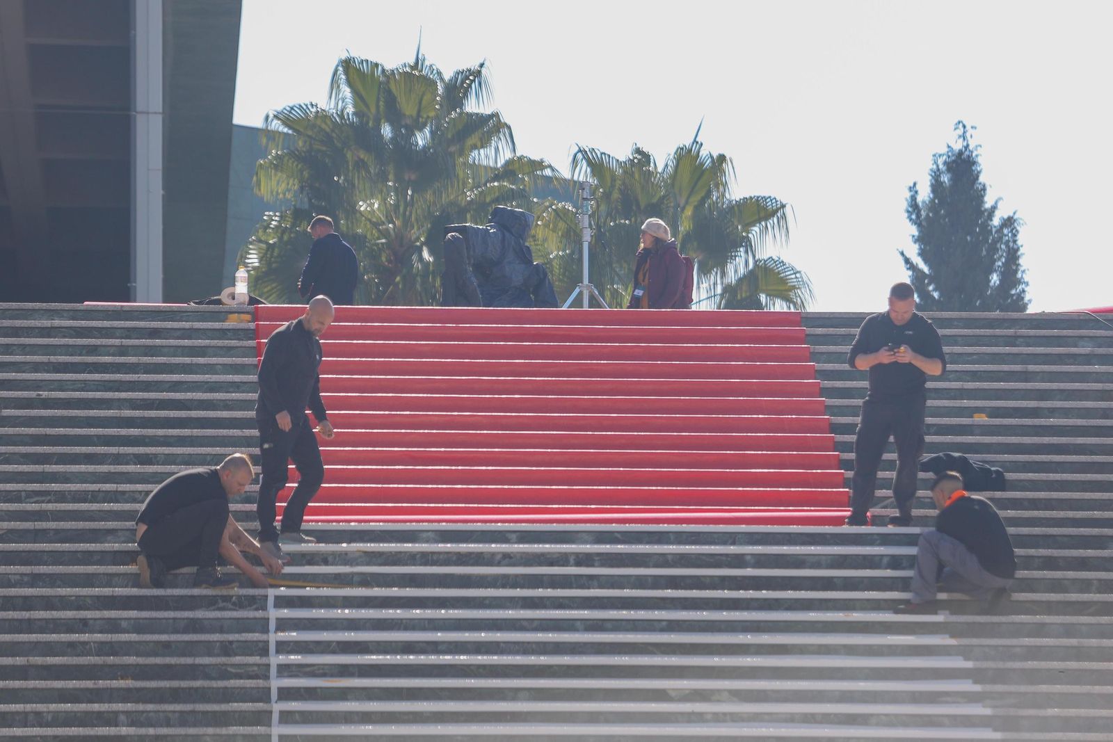 La alfombra roja de los Goya ya aparece en la escalinata de Congresos