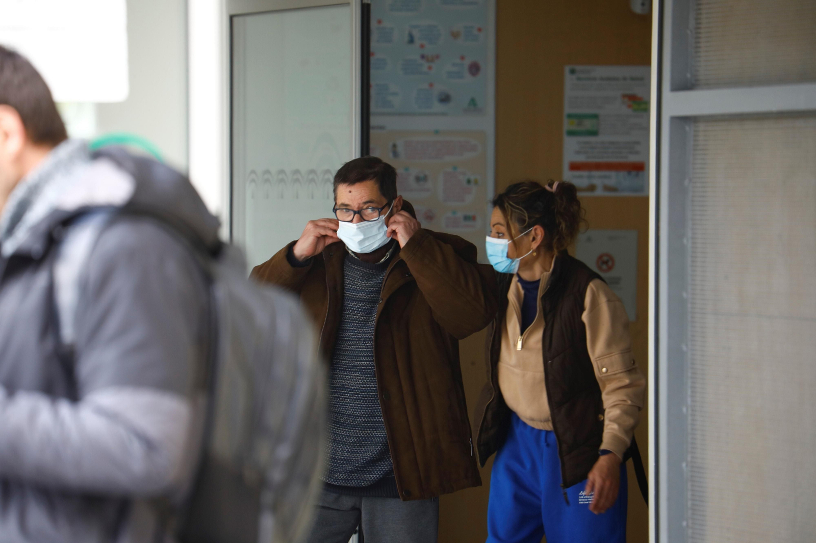 Las mascarillas vuelven a ser obligatorias en los centros sanitarios, en imágenes