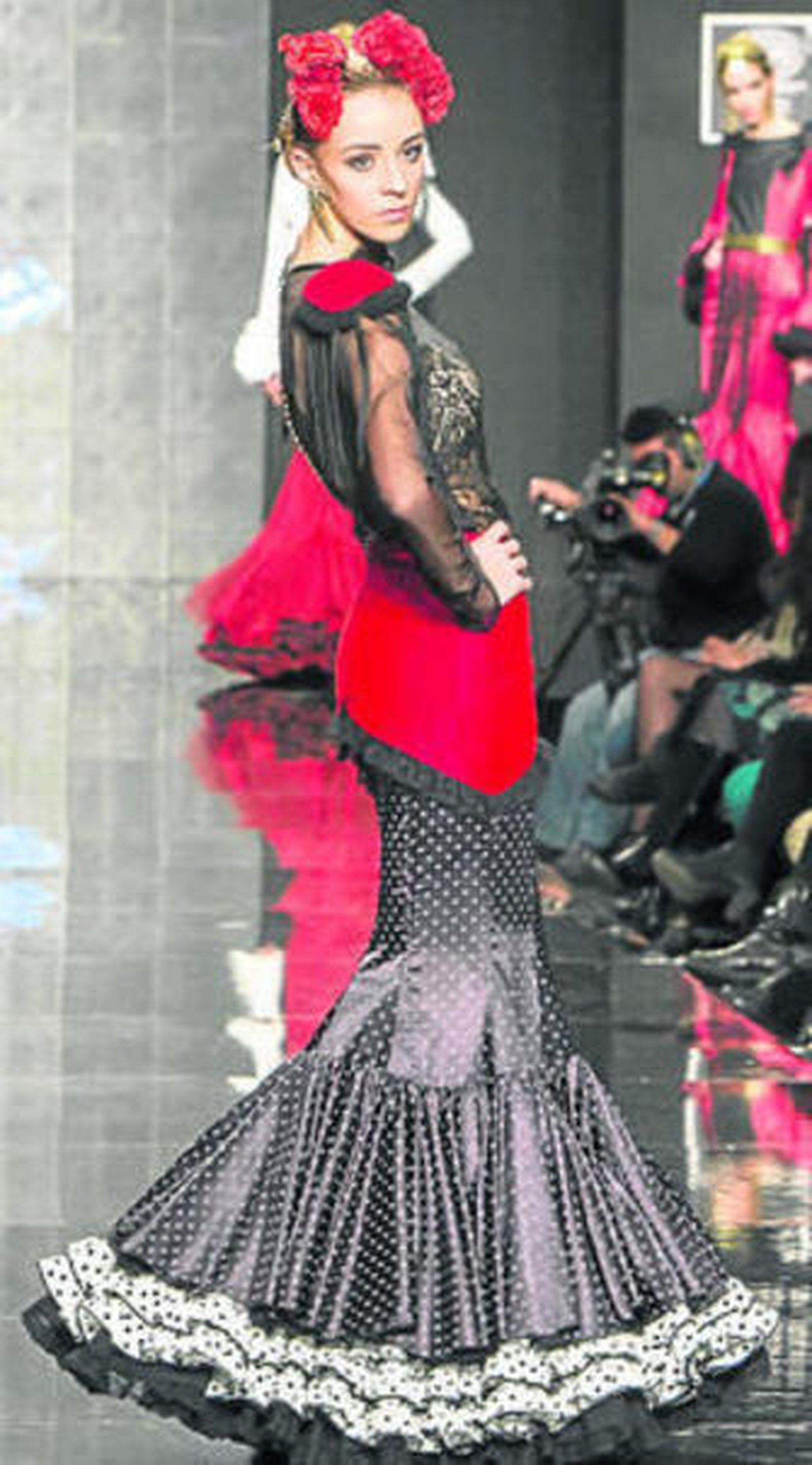 Elvira Orihuela, en primer plano, en un momento del desfile.