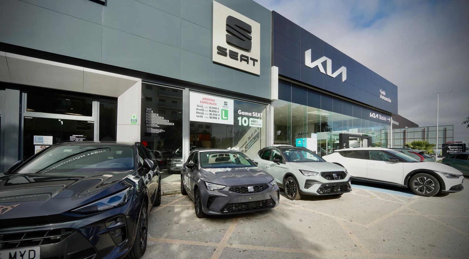 Varios vehículos aparcados en un concesionario de Jerez.