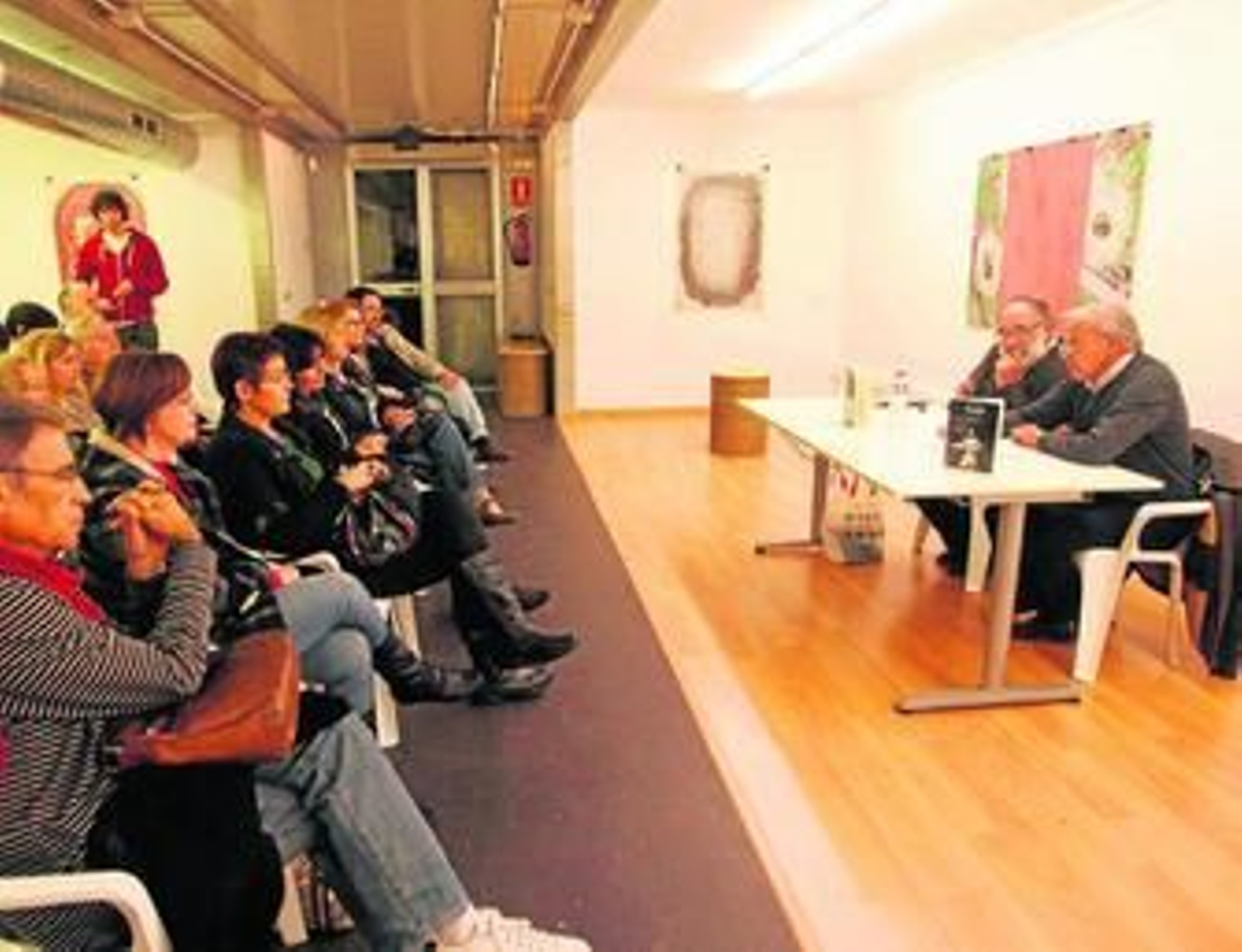 Imagen de Paco Algora, a la izquiera de la mesa, durante la presentación de su libro ayer en Algeciras.
