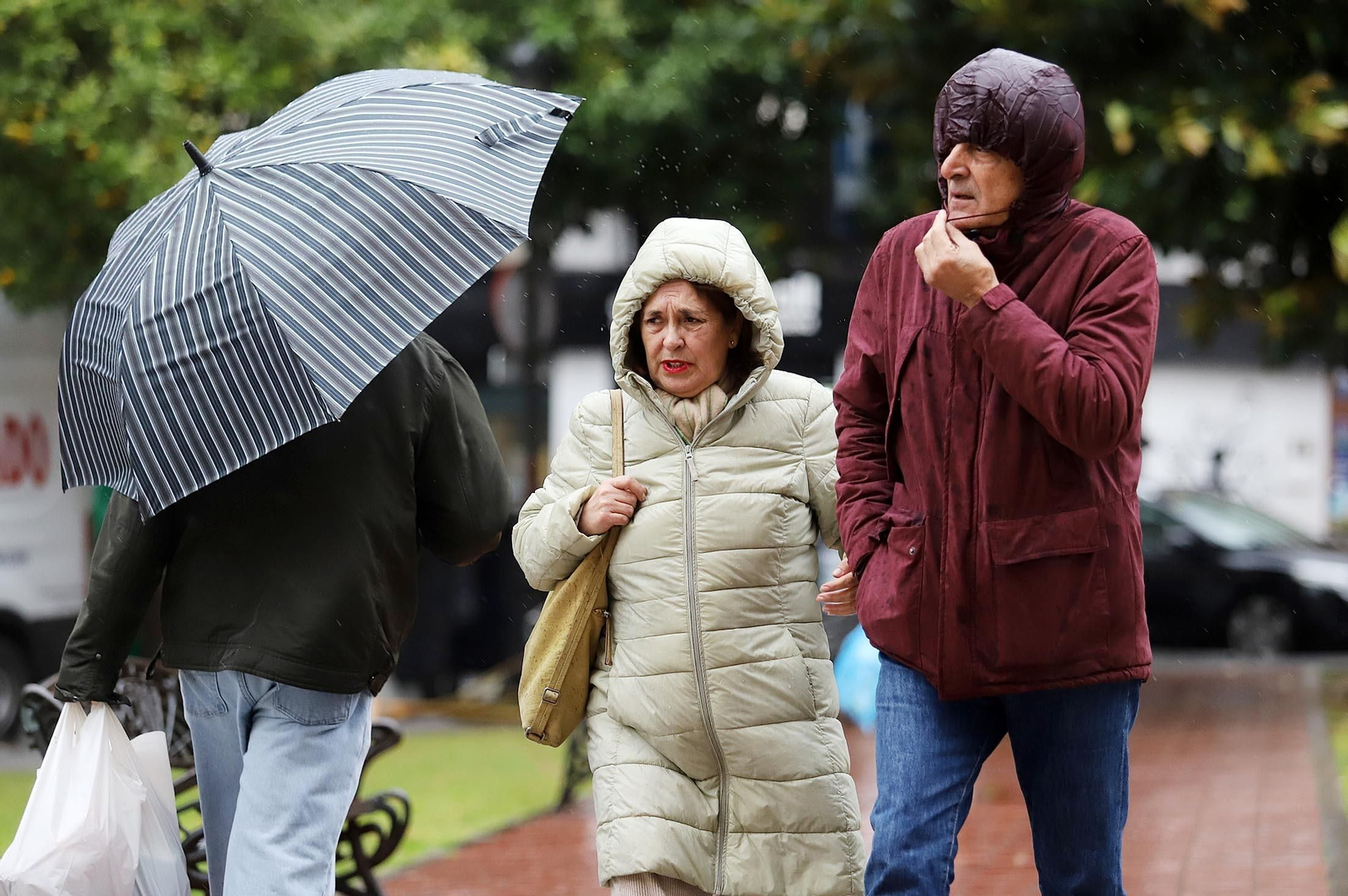 Día de lluvia, viento y frío en Huelva, en imágenes