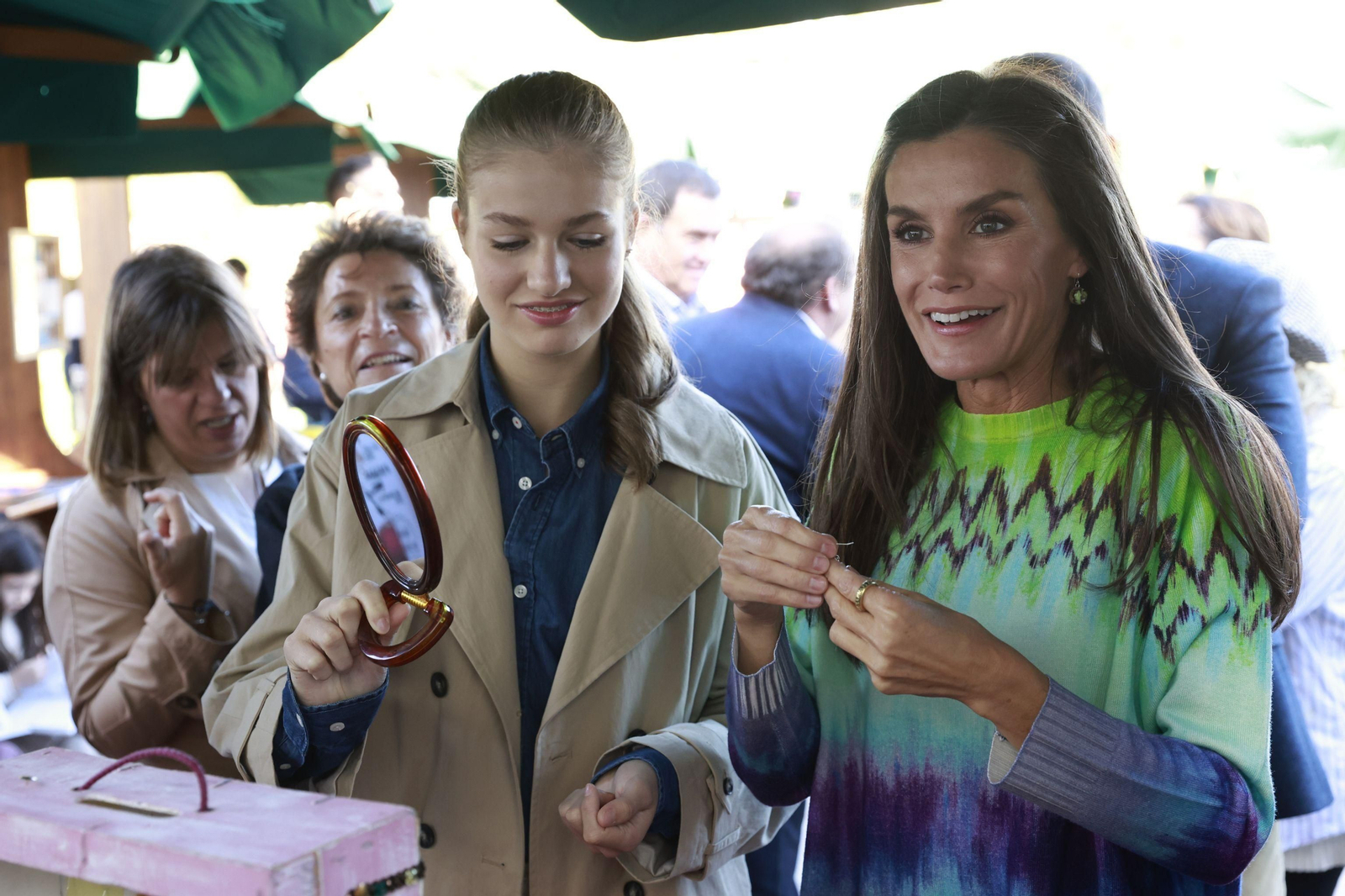 Doña Letizia y su hija en un mercadillo en el Pueblo Ejemplar de este año