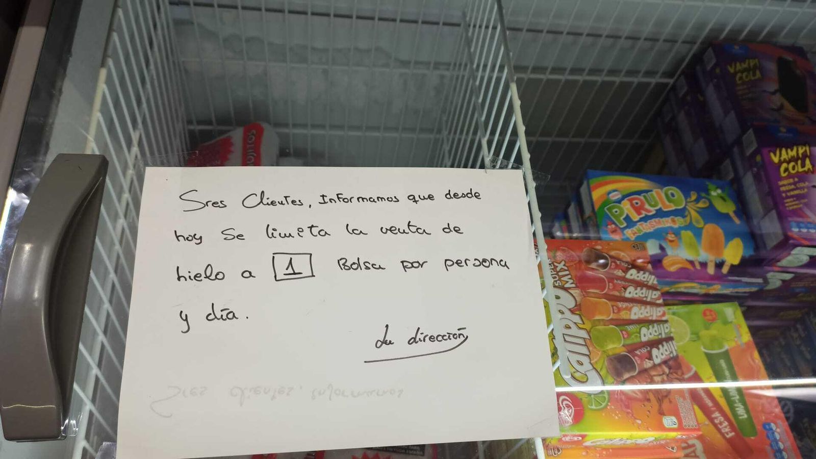 Una nota de la dirección de un supermercado anunciando el racionamiento de hielo a sus clientes.