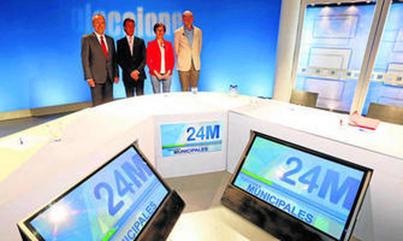 Los tres candidato con el moderador, ayer, minutos antes del inicio del debate.