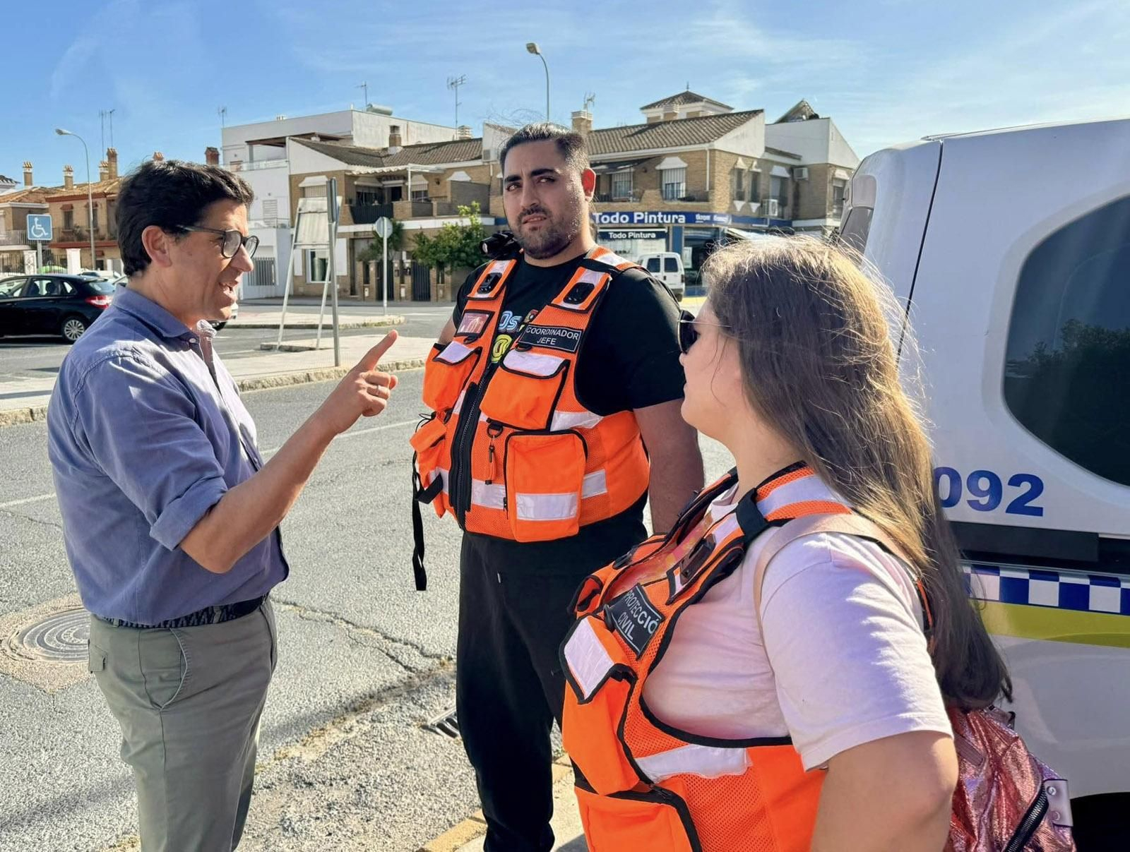 El alcalde de Ayamonte, Alberto González, coordinando la emergencia con efectivos de Protección Civil
