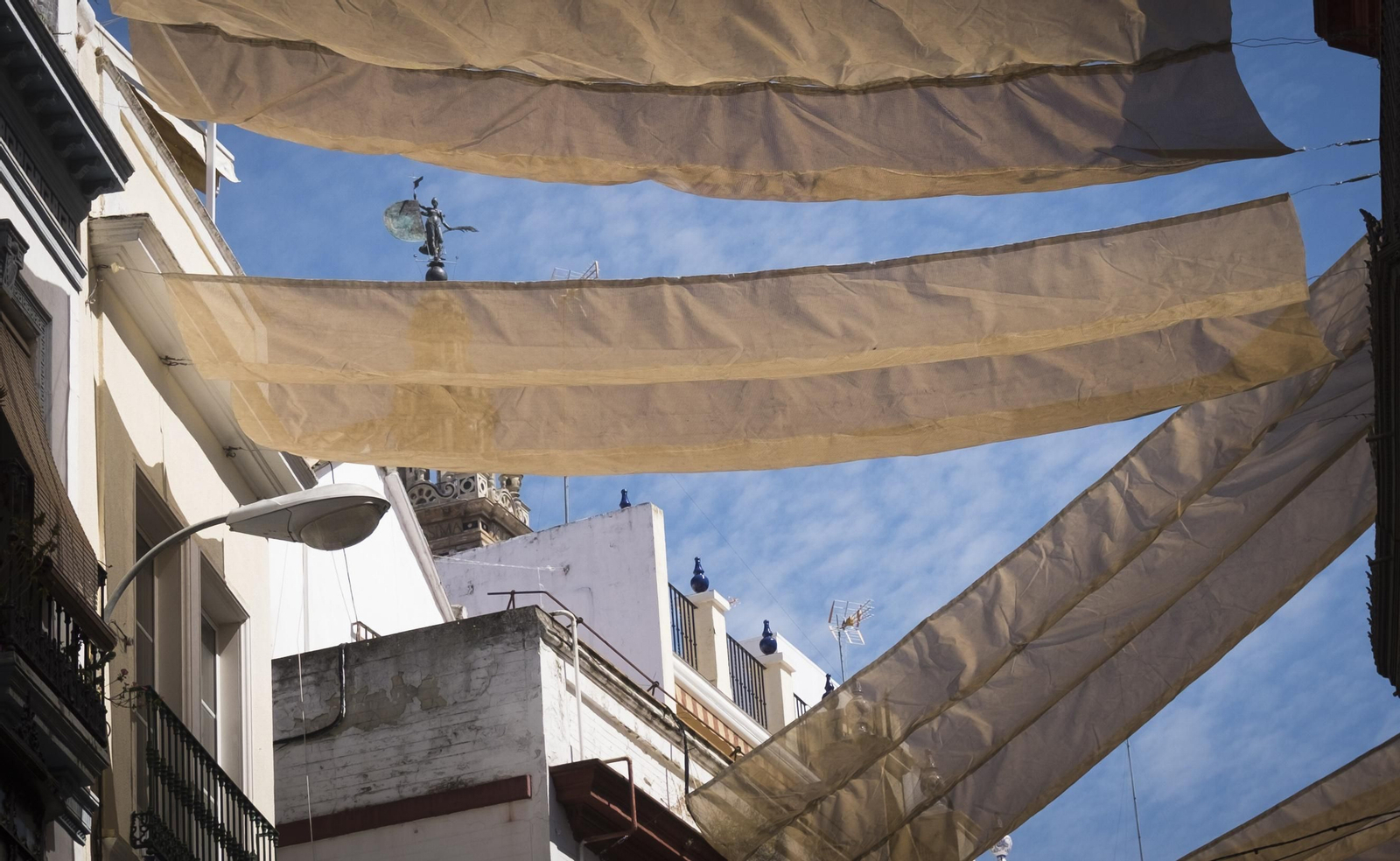 Los toldos ya colocados ayer en la calle Hernando Colón.