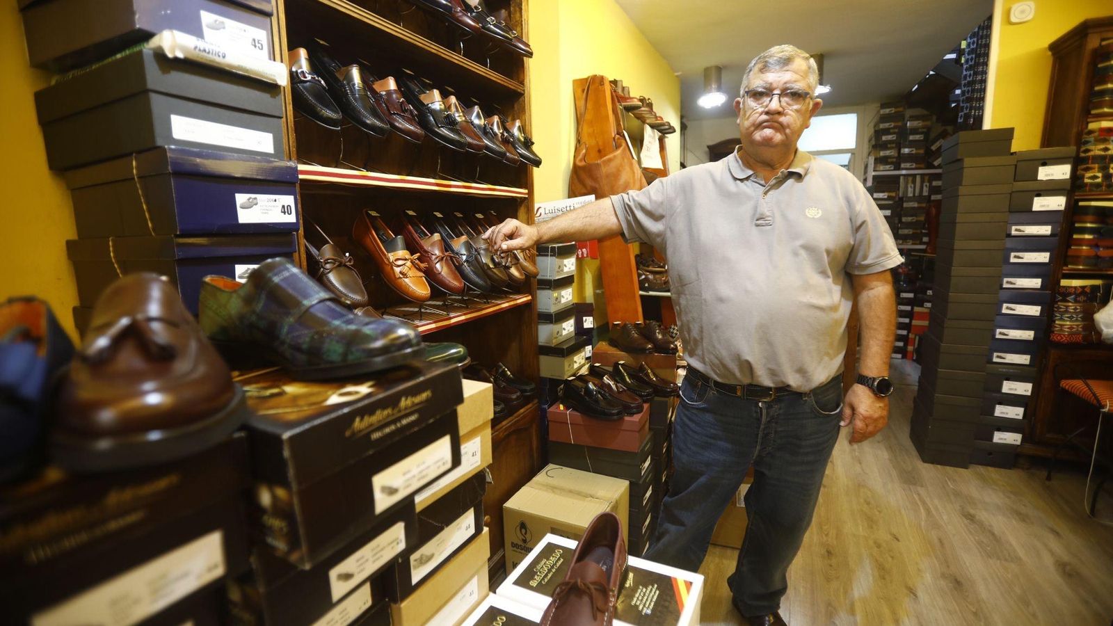 Manuel Maldonado en su negocio