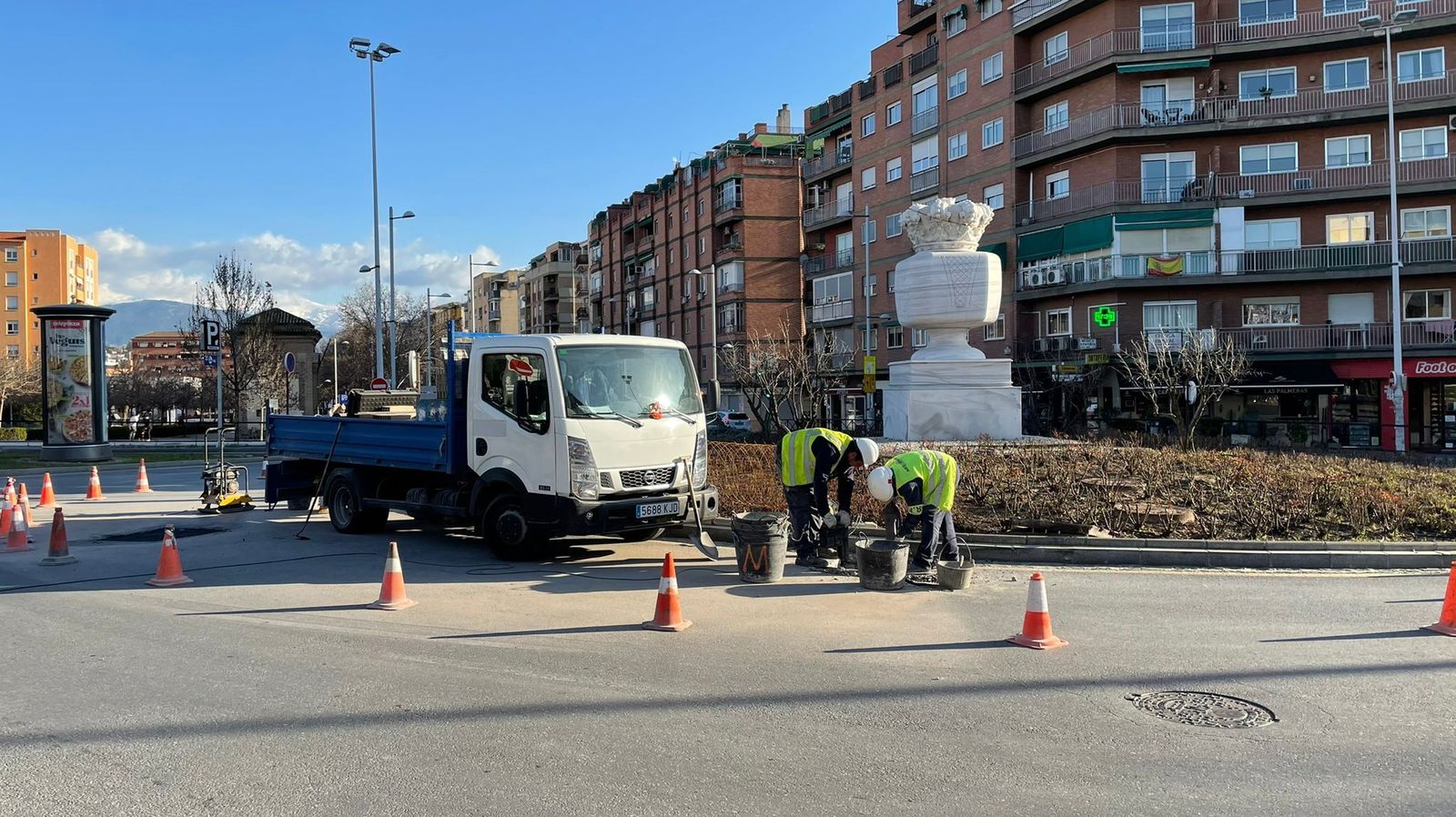 Operarios de Granada trabaja en arreglar la rotonda