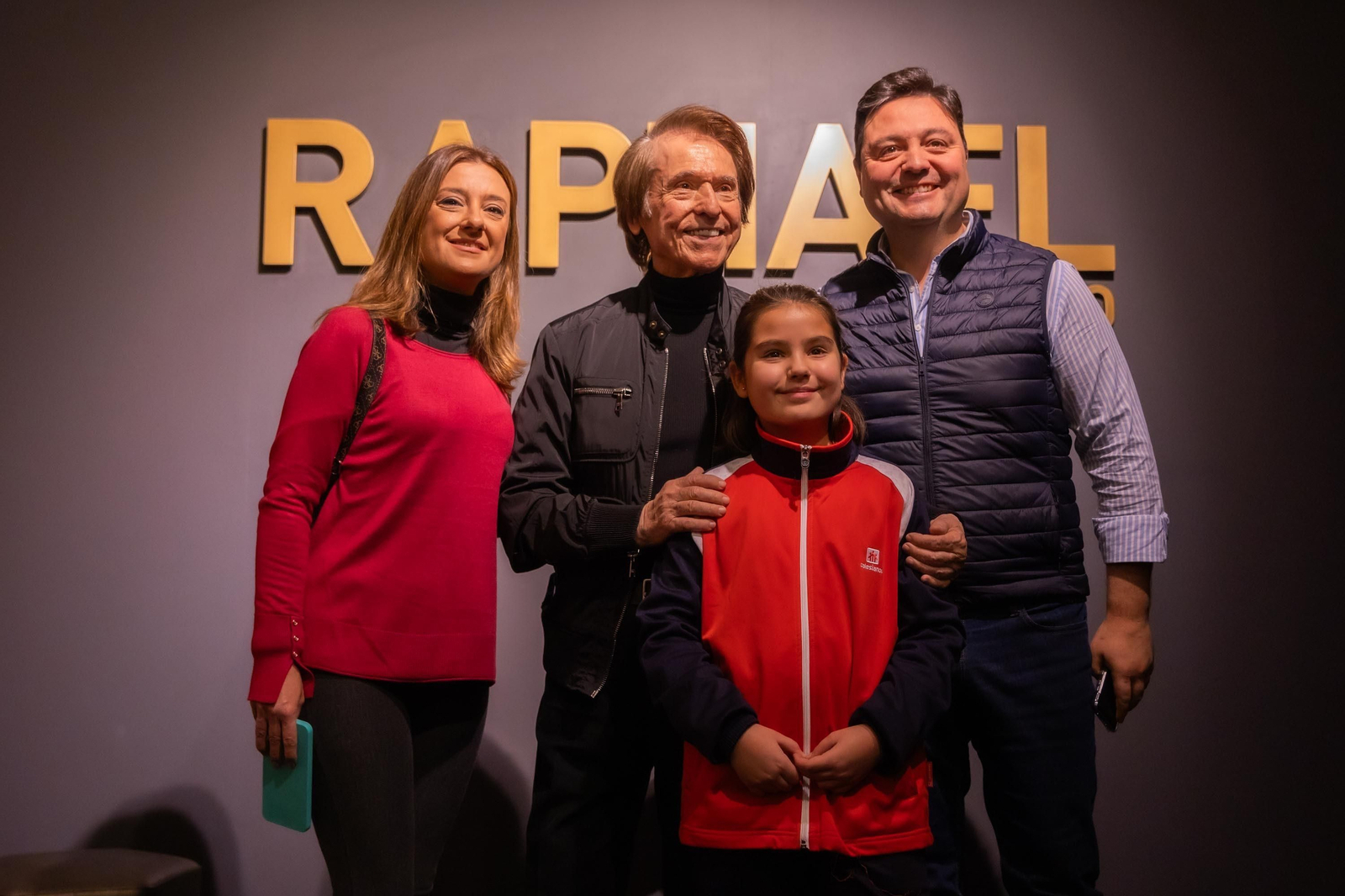 Raphael visita el museo en su honor de Linares tras la cesión trajes y su espectacular coche Lincoln