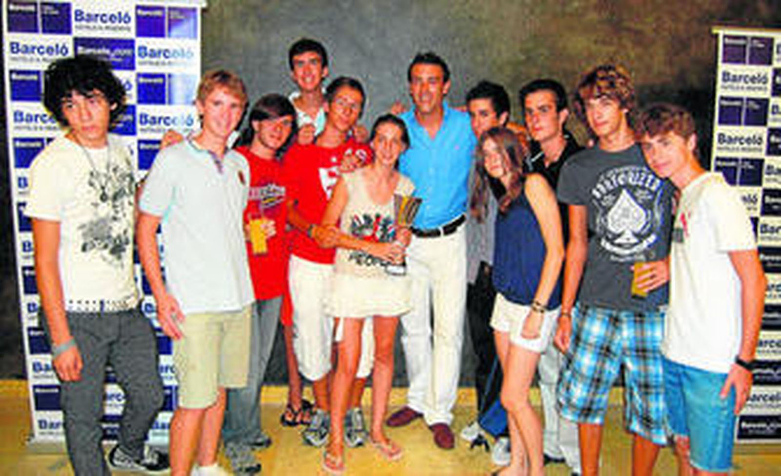 Las nuevas generaciones de tiradores nacionales posan contentas con José Luis Abajo 'Pirri', bronce en Pekín 2008.