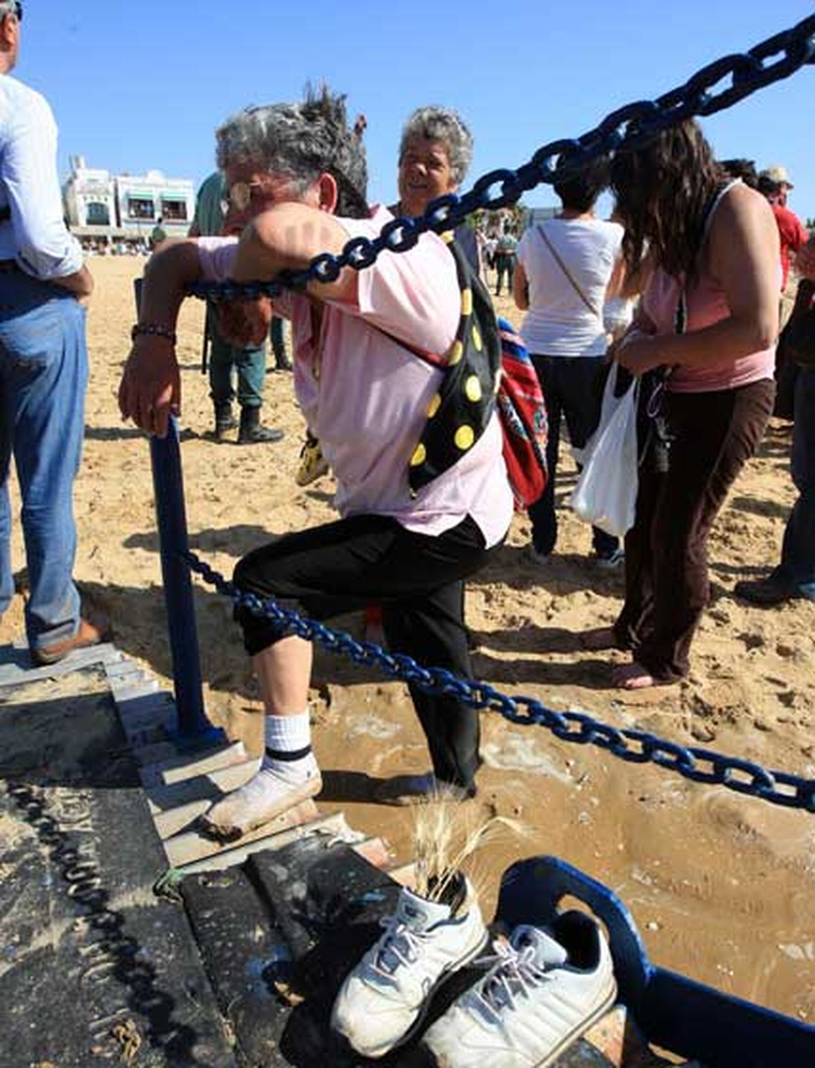 Un rociero de la Hermandad de Jerez de Jerez descansa junto a una de las barcas en Bajo de Guía

Foto: Juan Carlos Toro