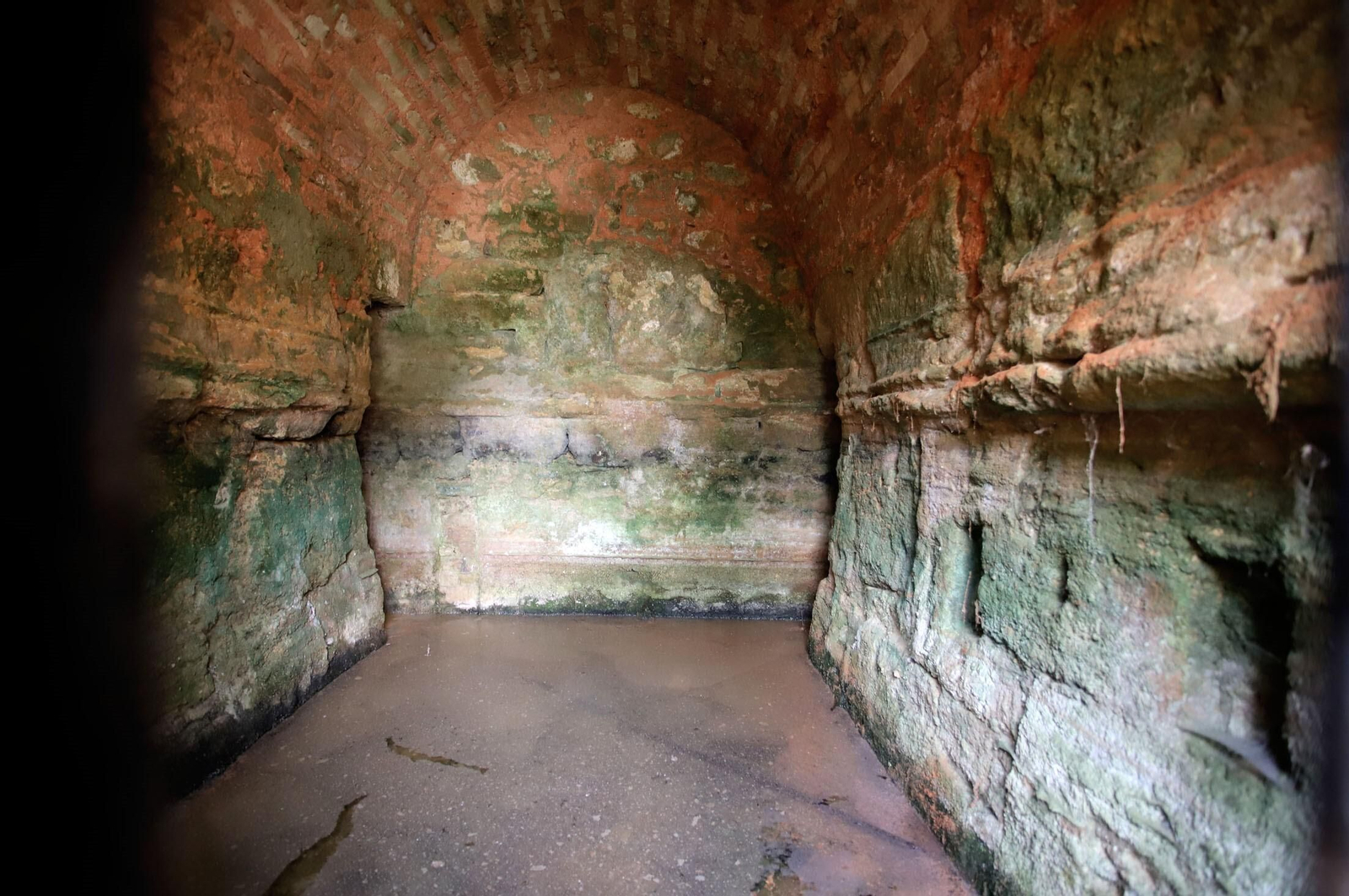 Imágenes de la visita guiada a la Fuente Vieja de Huelva por el arquitecto Francisco Javier López