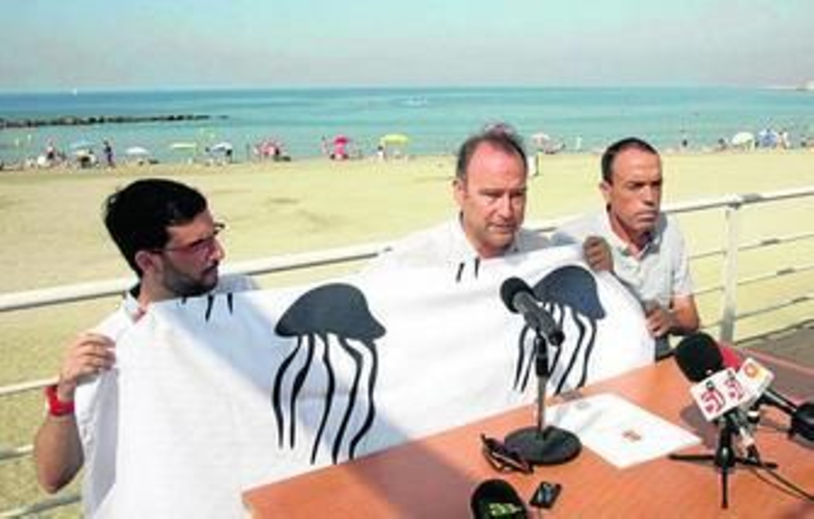 Banderas blancas con medusas serigrafiadas serán la señal de alerta.