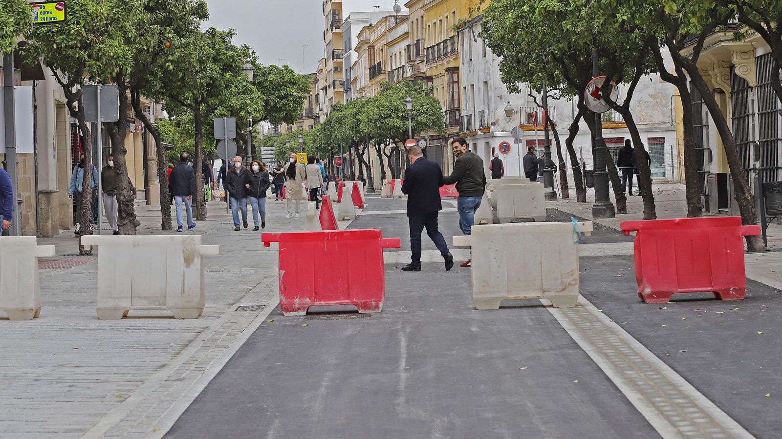 Peatones en el último tramo de Corredera, cerca del Arenal, cerrado aún al tráfico.