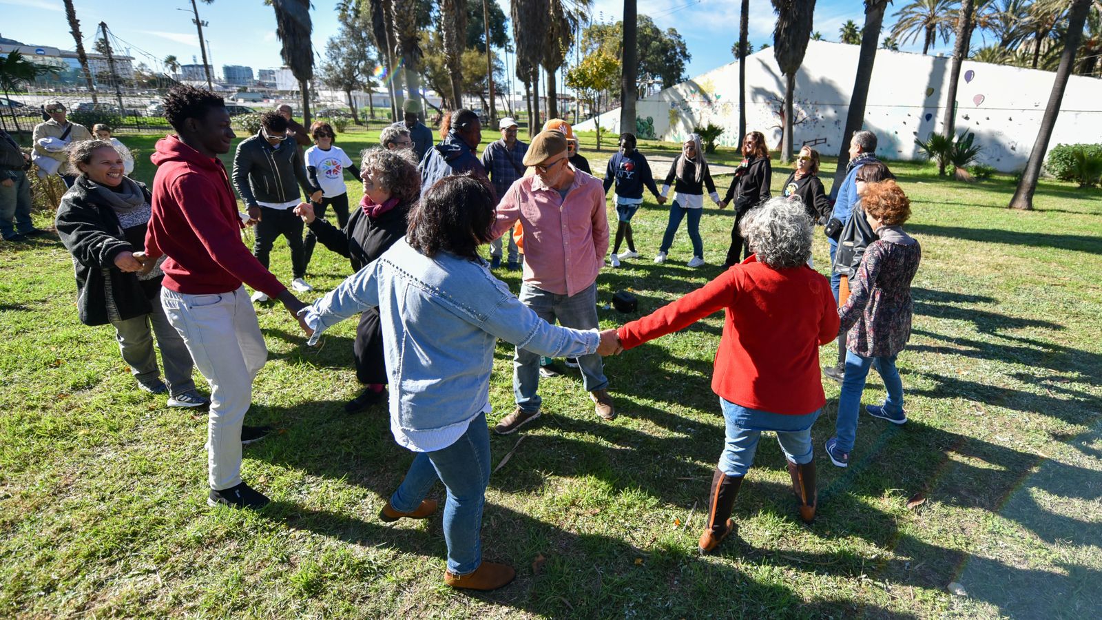 Danza circular en la parque Princesa Sofia, en imágenes