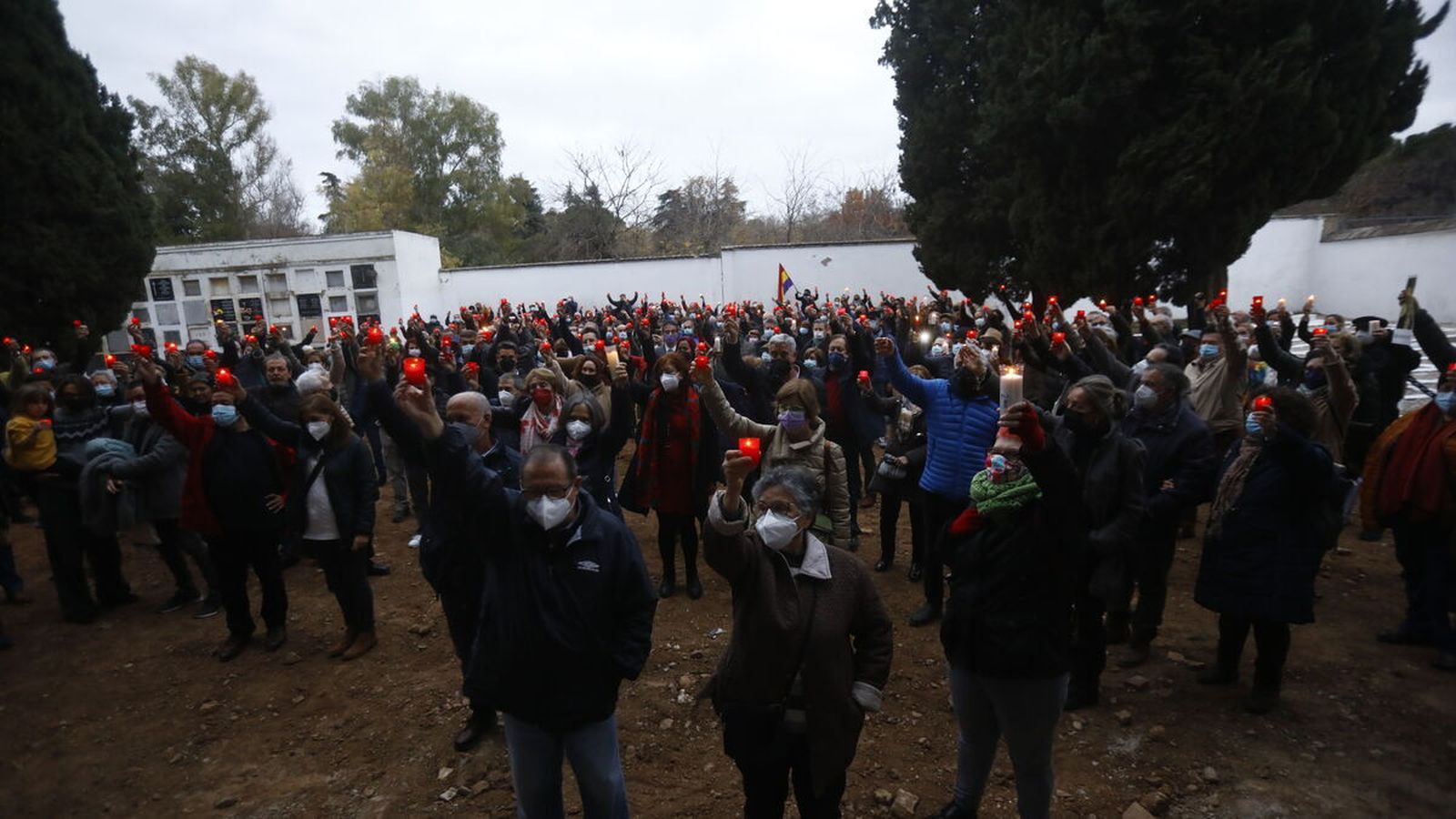 Velas iluminadas durante un acto homenaje a las víctimas del franquismo.