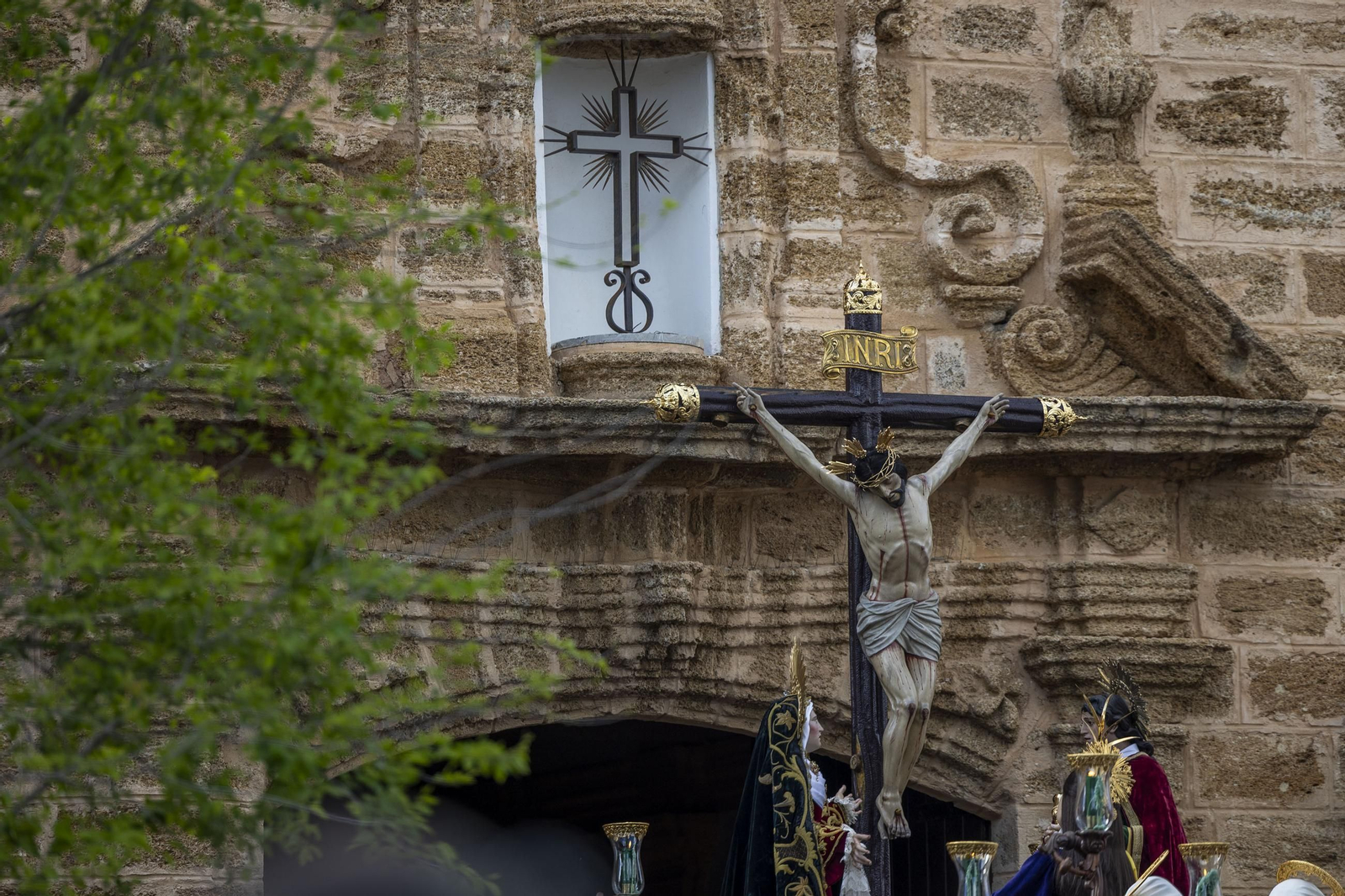 En imágenes, Vera Cruz también adelanta su salida y recorta su recorrido en el Miércoles Santo de la Semana Santa 2025 de San Fernando
