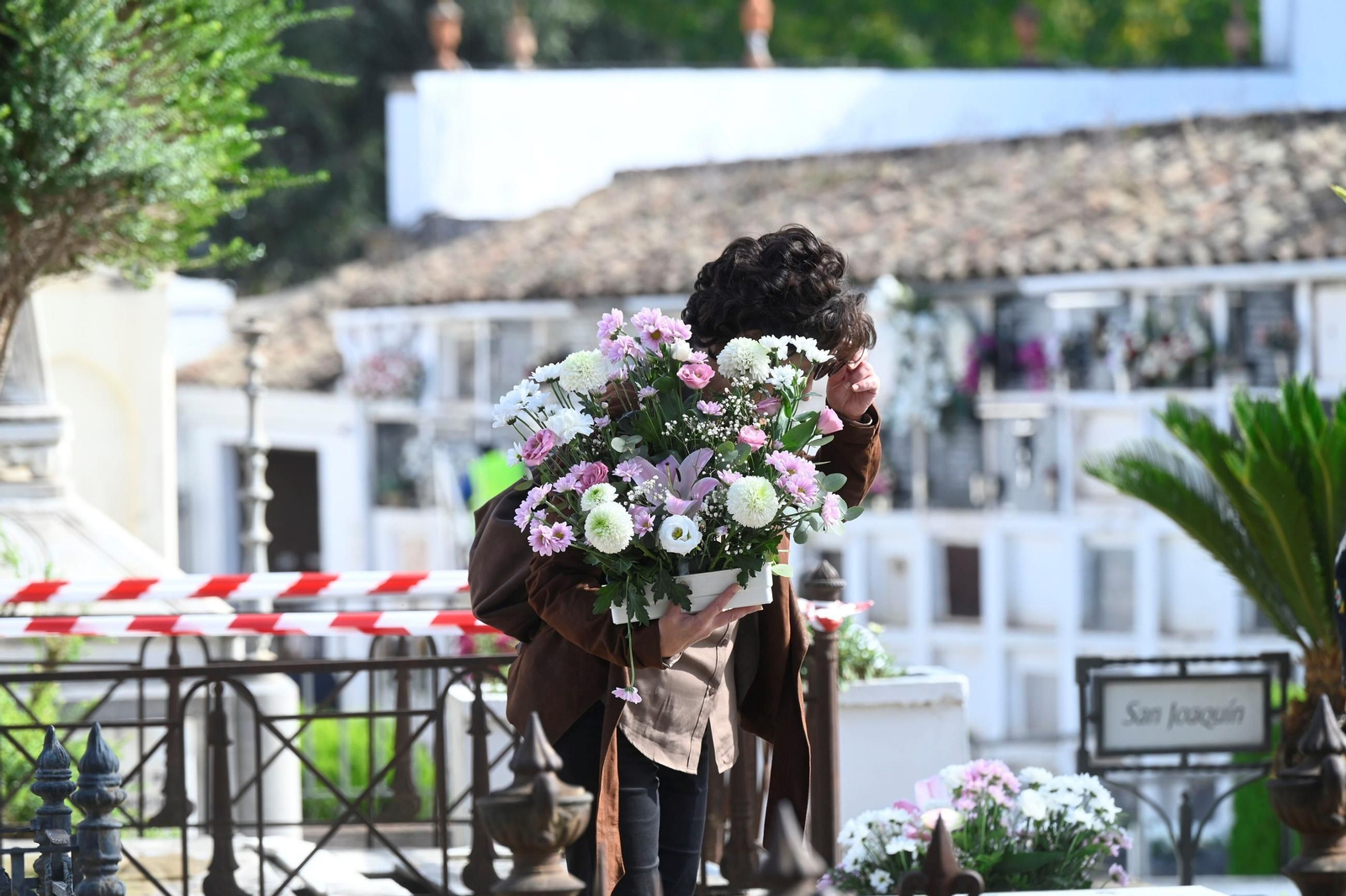 Las imágenes del Día de los Santos en los cementerios de Córdoba