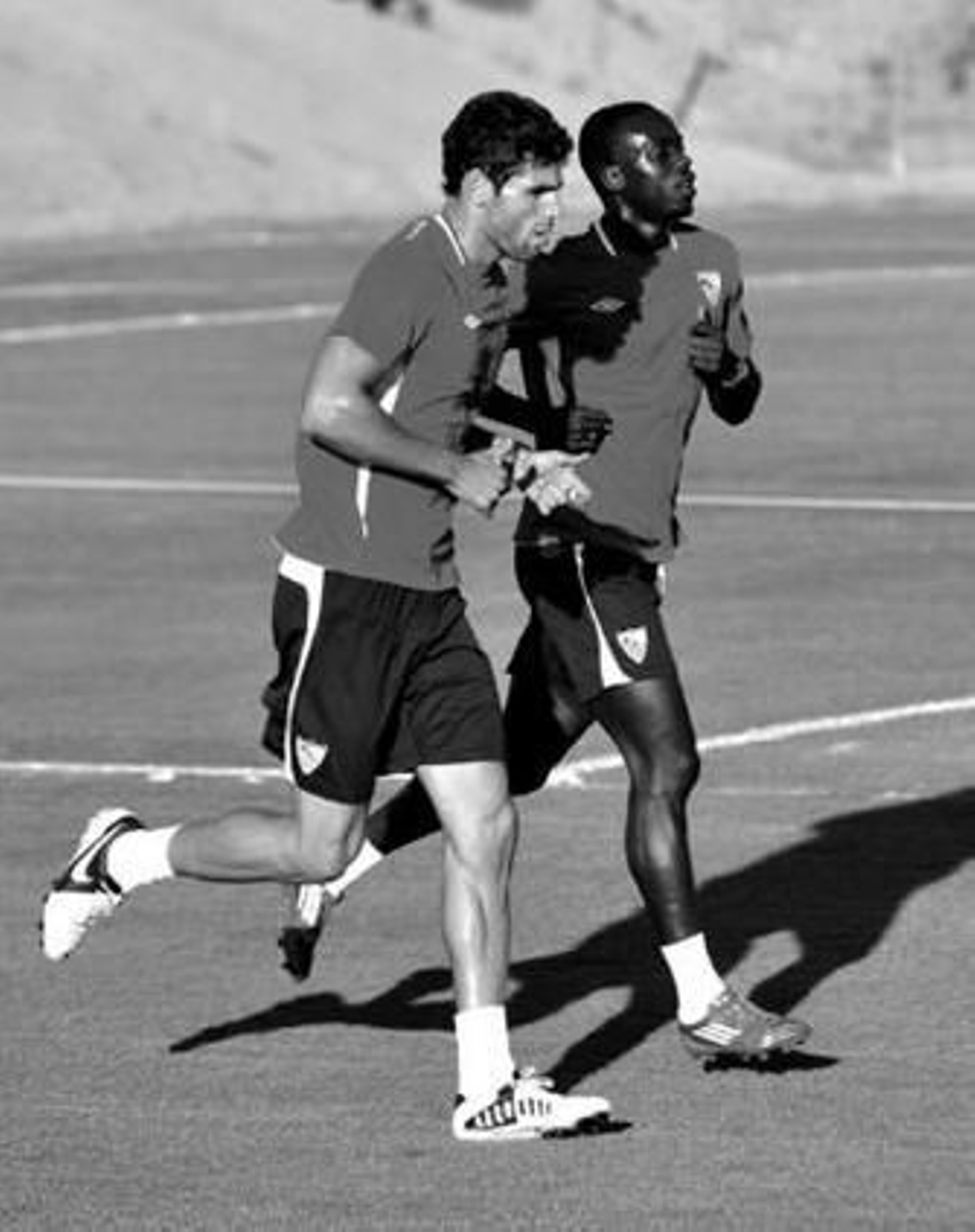 Federico Fazio, haciendo un trabajo físico junto a su compañero Babá.