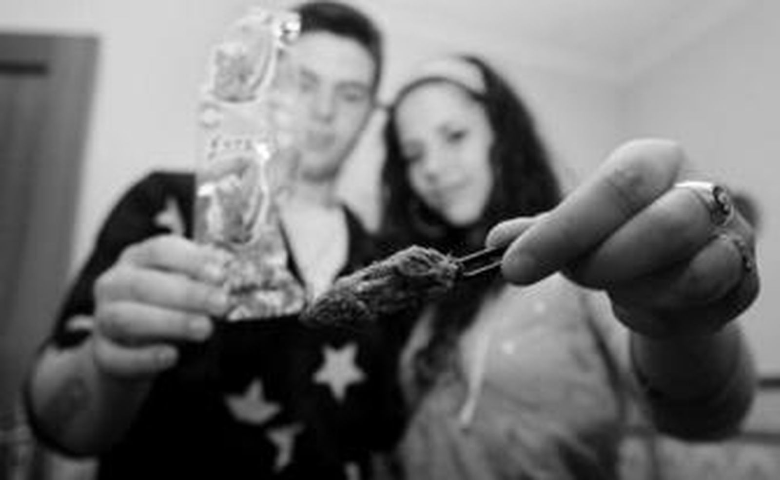 La pareja muestra el roedor encontrado en el interior del paquete.