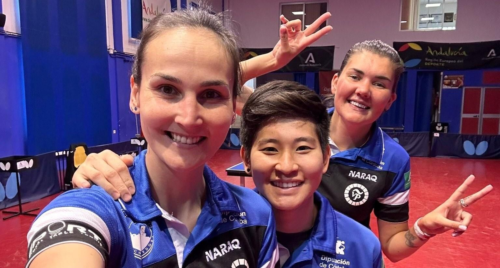 Las palistas del Museo de la Almendra Francisco Morales celebran su triunfo ante el Hujase.