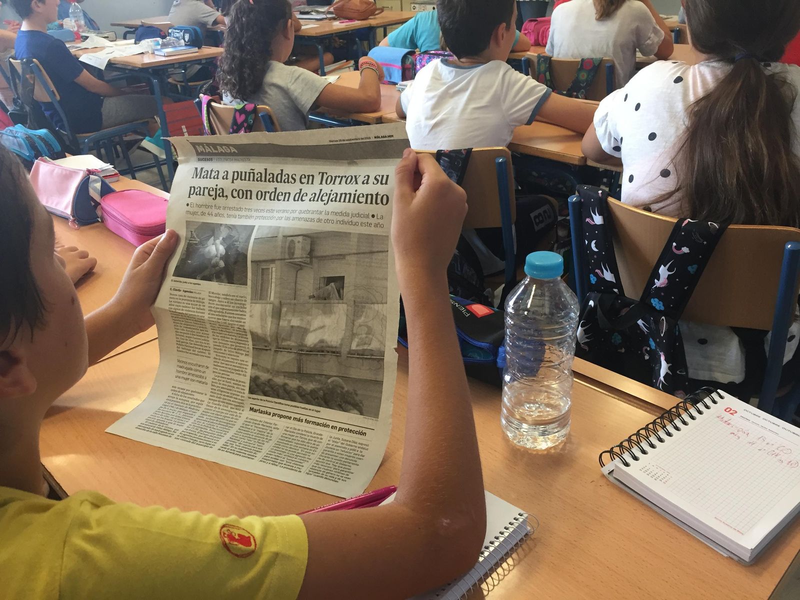Un alumno del CEIP Carmen de Burgos sostiene una página del periódico con la que trabaja en clase.