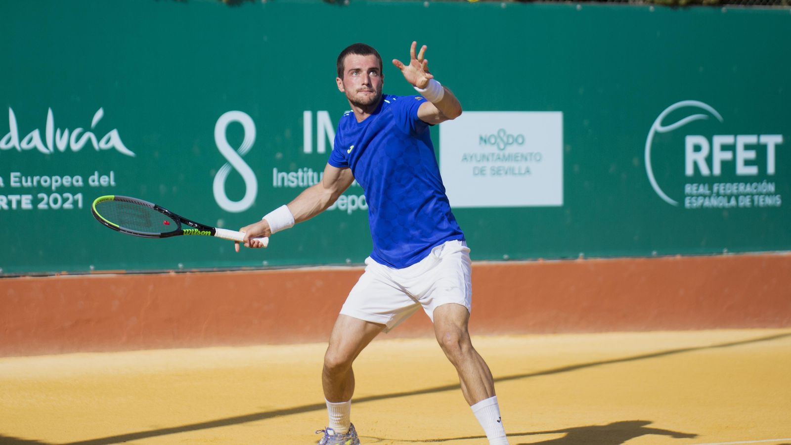 Pedro Martínez golpea la pelota en su duelo de octavos de final.