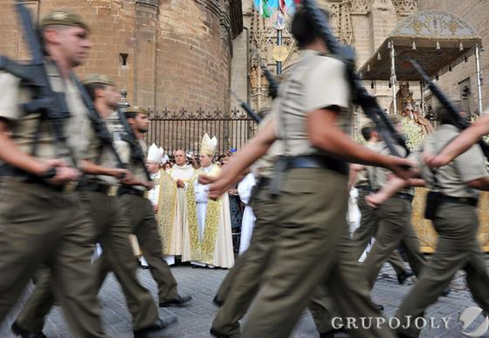 El cuerpo militar desfila para la virgen. 

Foto: Juan Carlos Vázquez