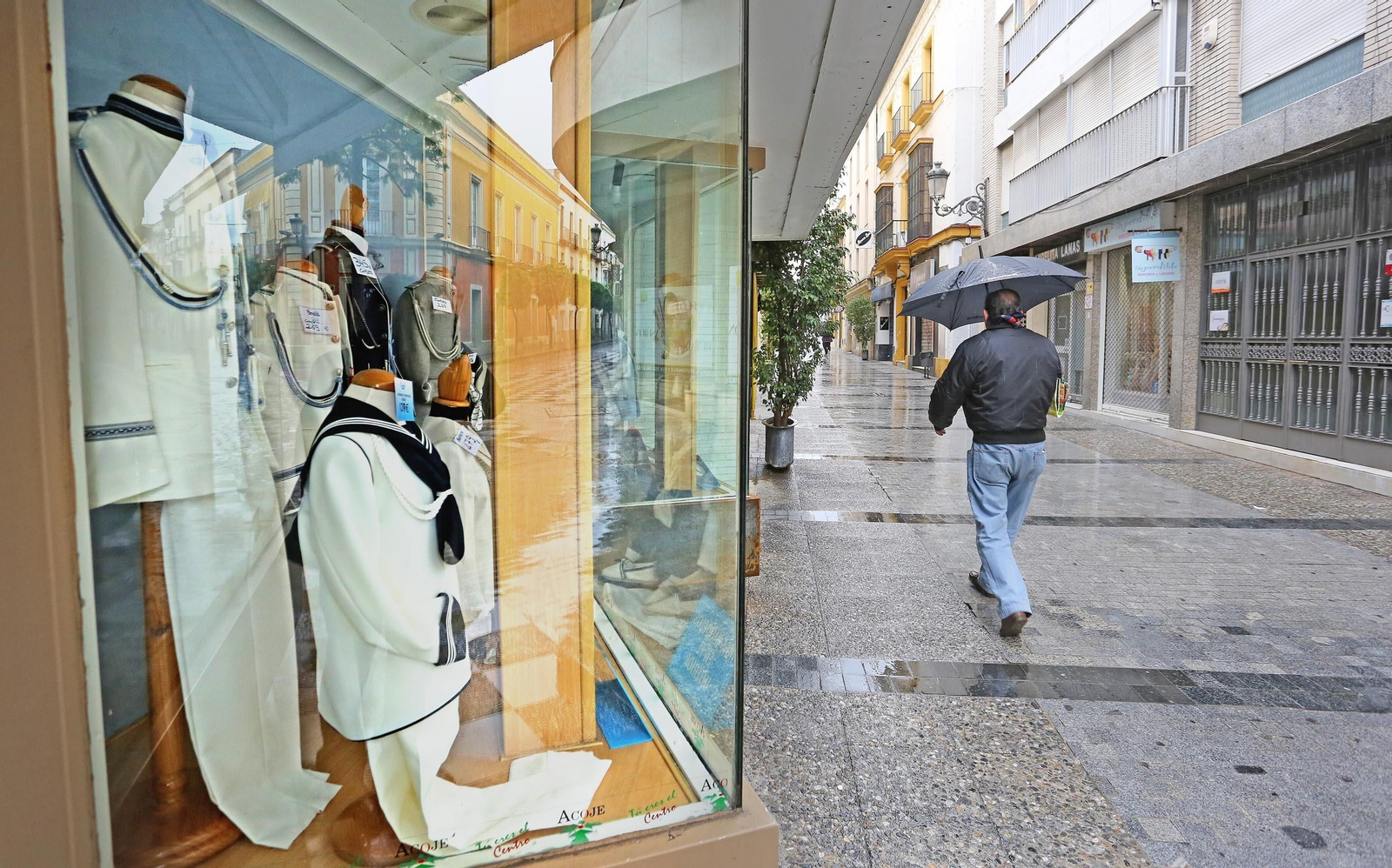 Un escaparate de un comercio cerrado en el centro.