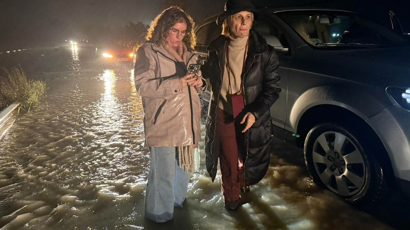 La alcaldesa de Jerez y la delegada de Medio Rural, en la zona rural donde el cauce del Guadalete ha crecido en las últimas horas.