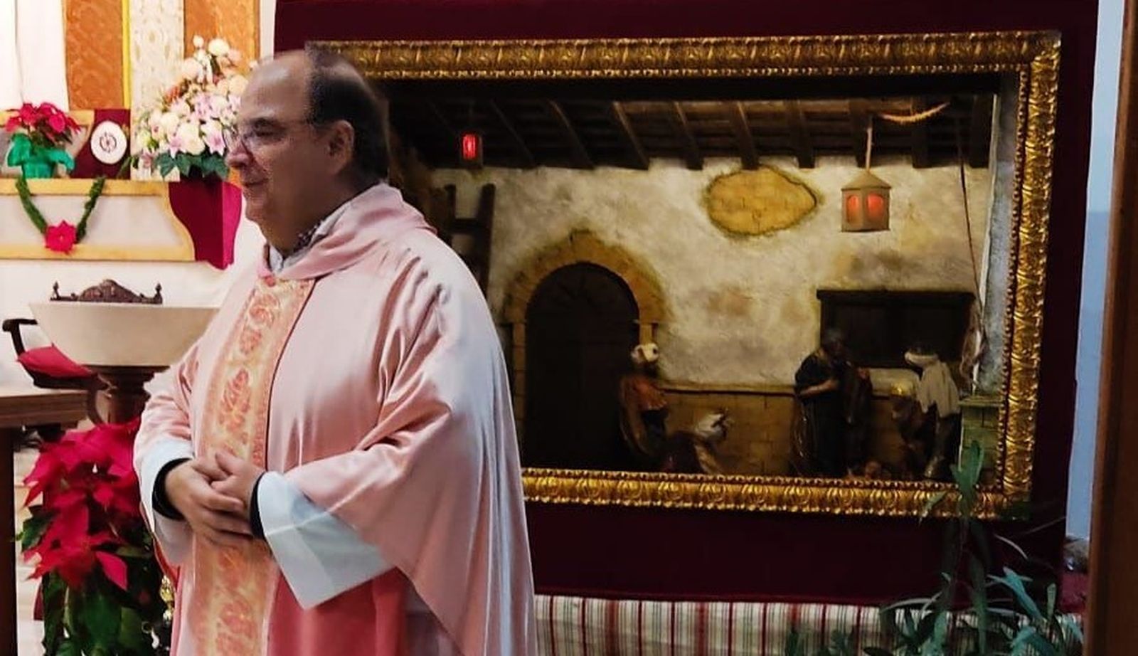 El párroco Antonio Durán, ante el nacimiento de la parroquia del Carmen.