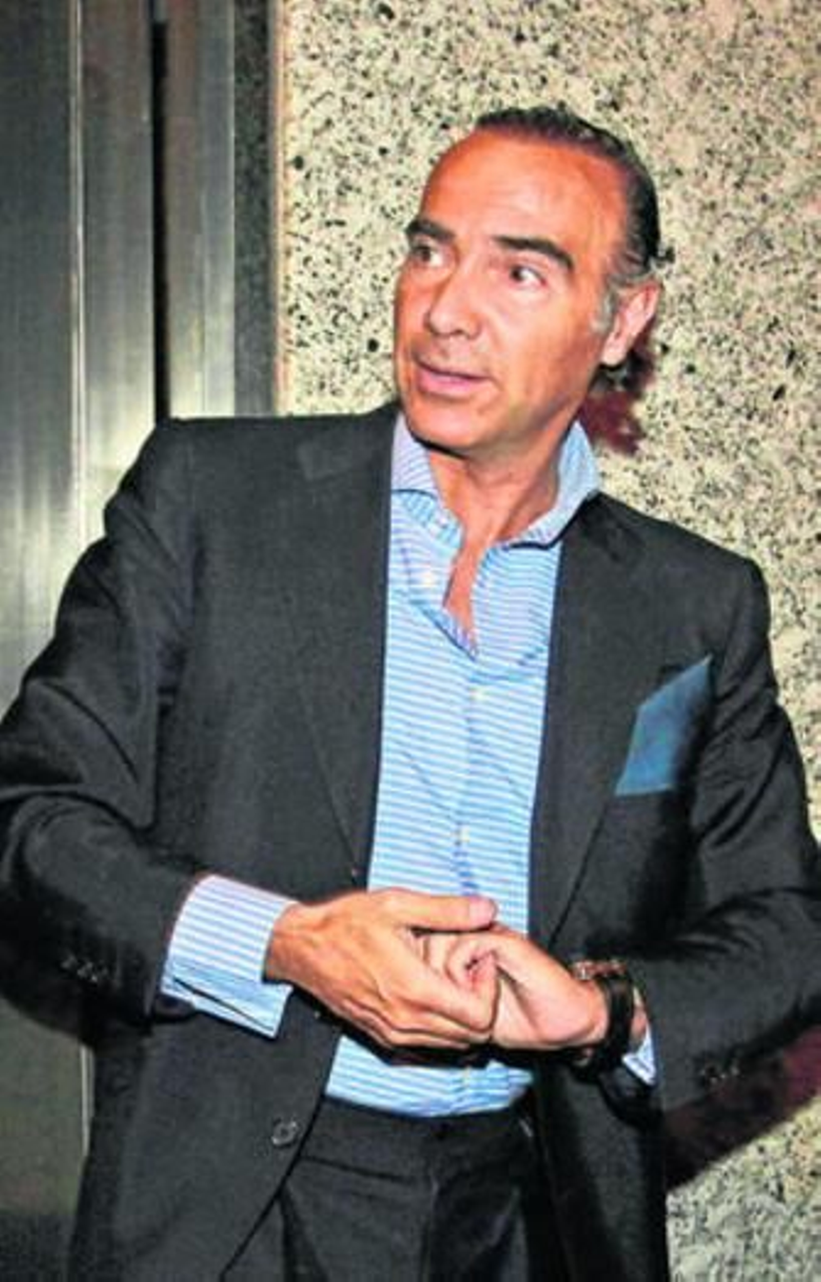 Luis Oliver, en las puertas de la calle Jabugo.
