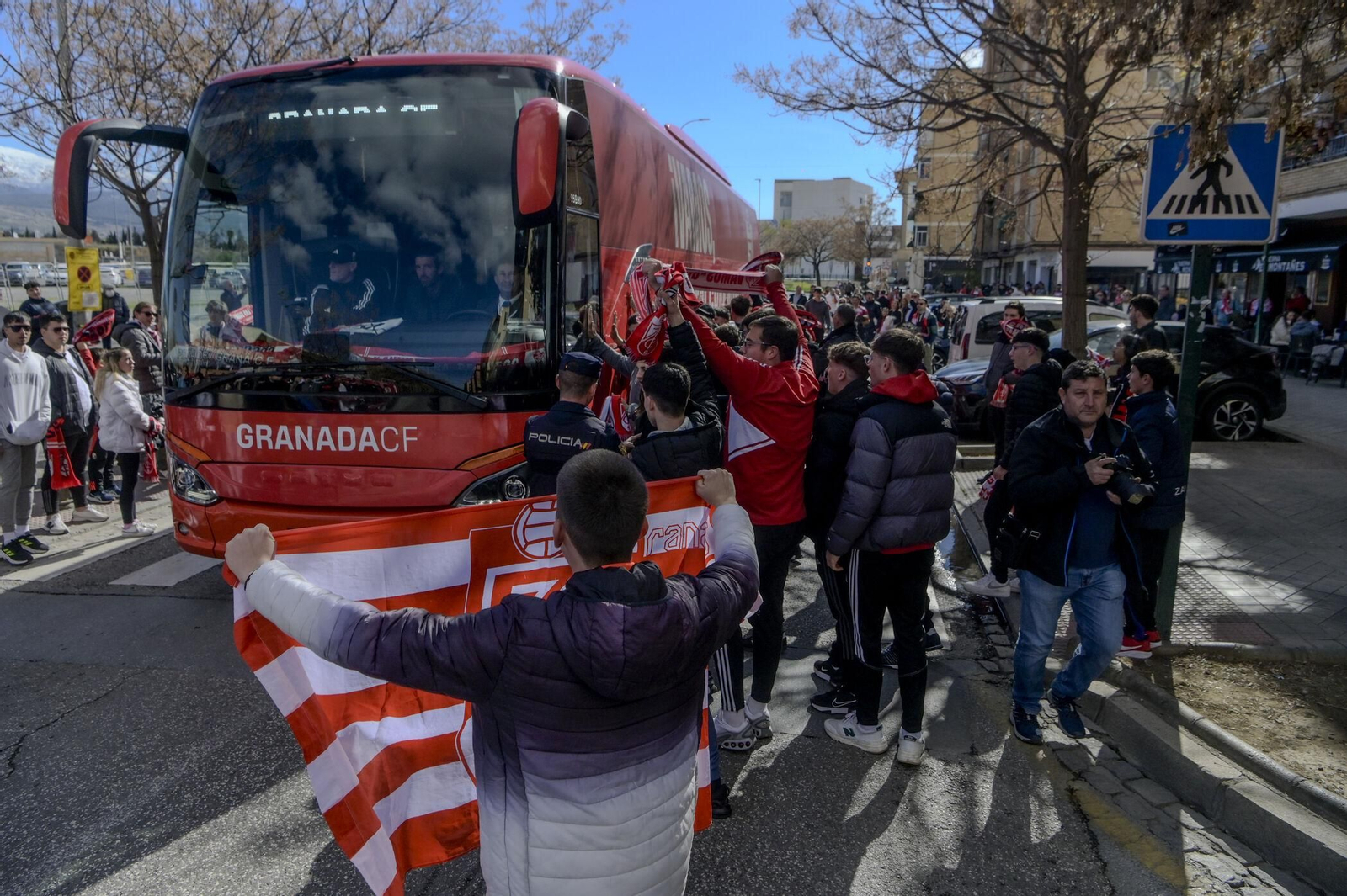 Encuéntrate en la grada y en el recibimiento al Granada CF