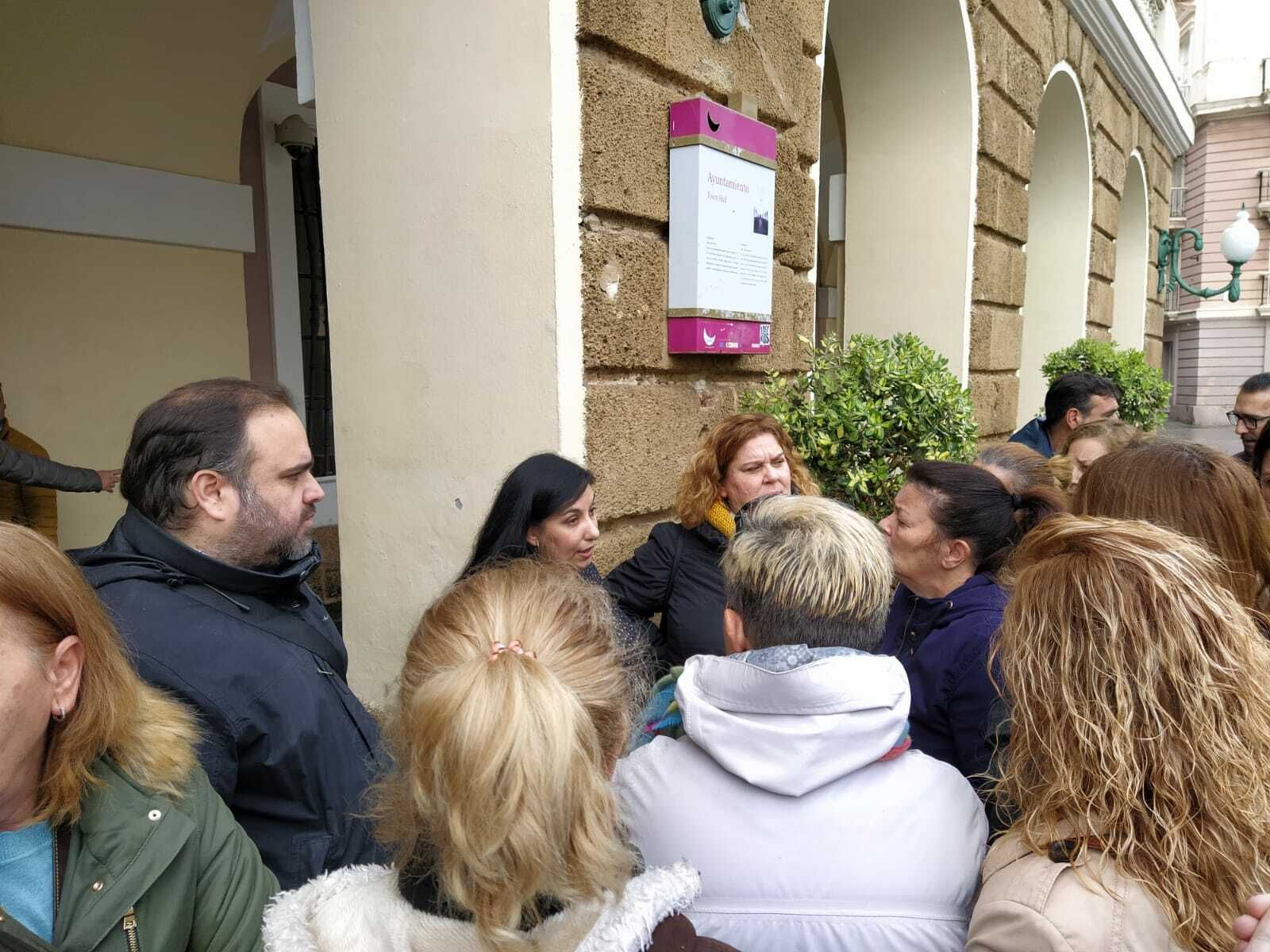 Concentración en el Ayuntamiento esta mañana de madres y padres ante el conflicto de la limpieza