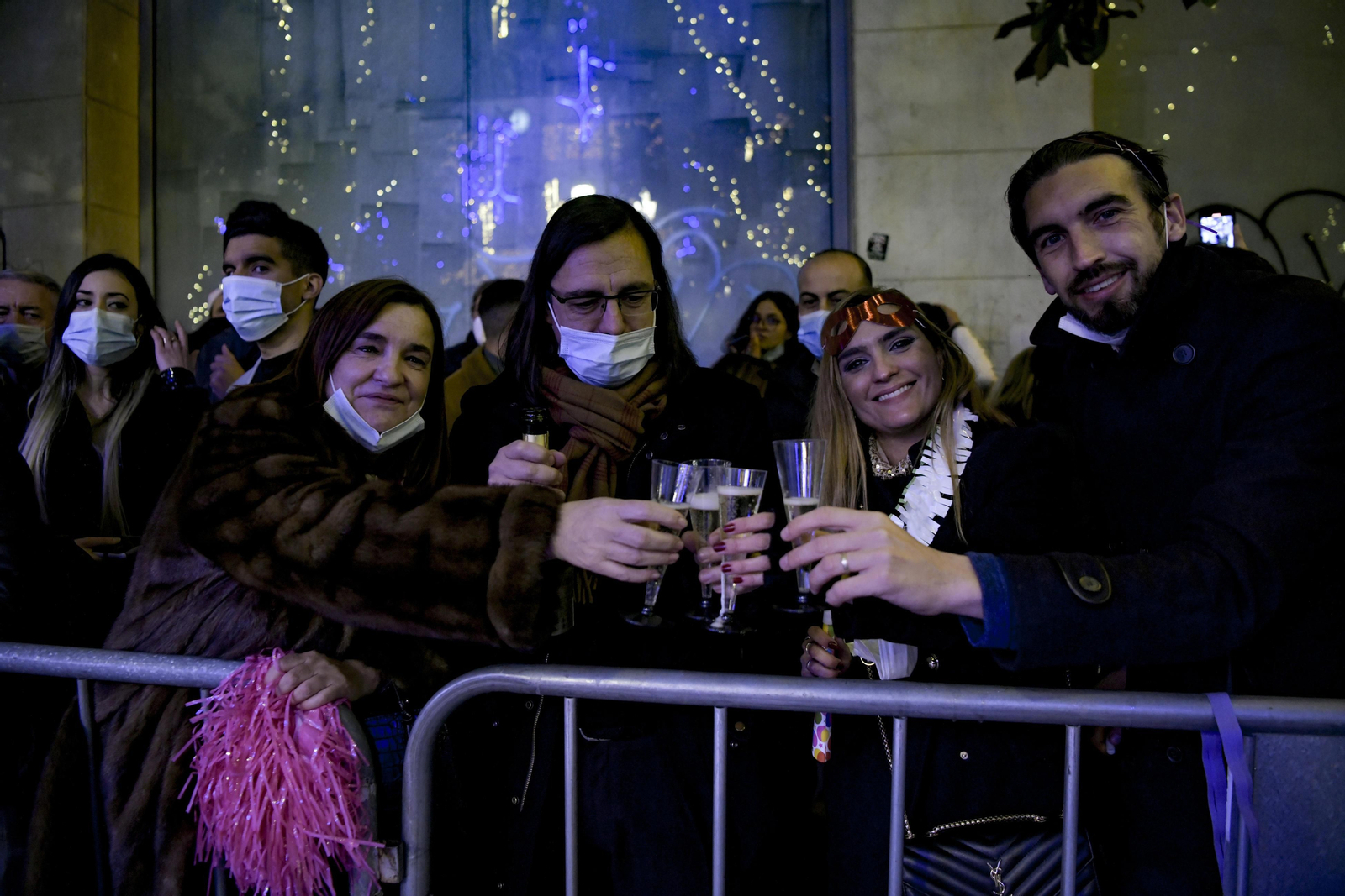 Así fue la Nochevieja 2021 en Granada, en imágenes: uvas en una Plaza del Carmen vallada y ambiente de fiesta en la calle