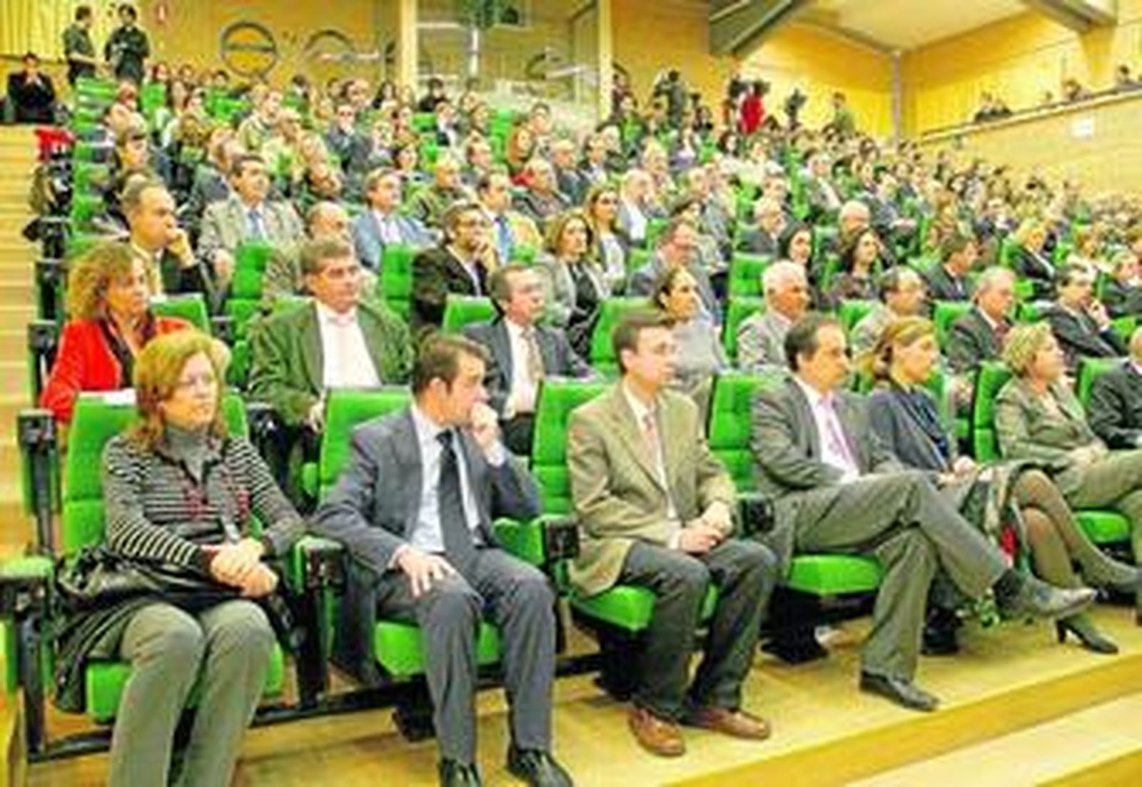 Cano estuvo arropado por autoridades, familiares, amigos, compañeros profesores, juristas y alumnos.
