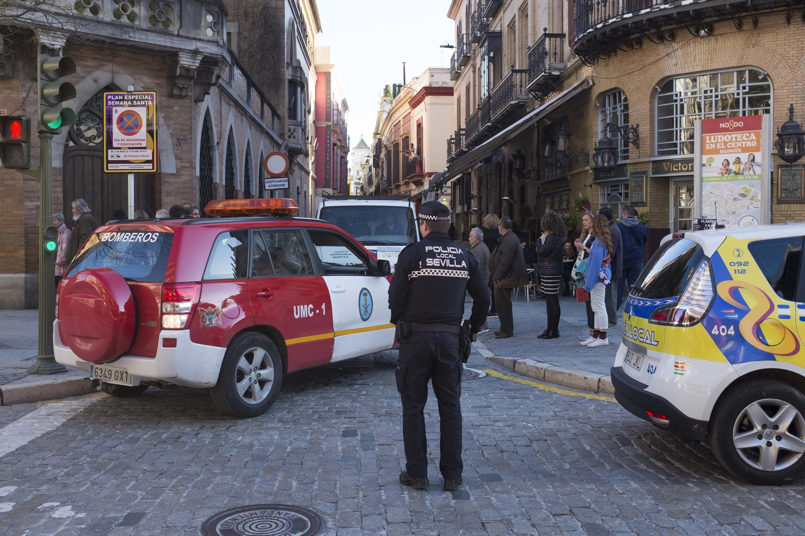 Imágenes del dispositivo de emergencias por las explosiones eléctricas en la calle Cuna