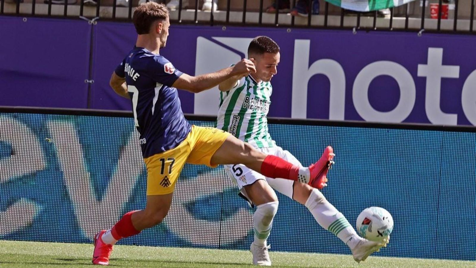 Diego Bri saca un centro en su debut con el Córdoba CF en Andorra.