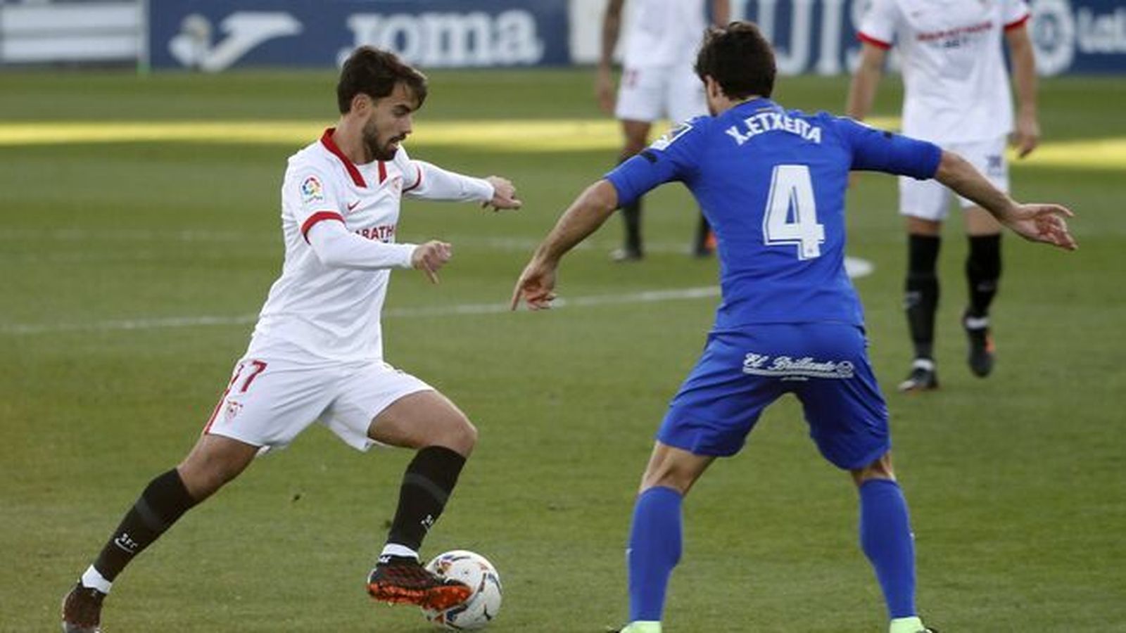 Suso intenta driblar hacia dentro a Etxeita en el último Getafe-Sevilla.