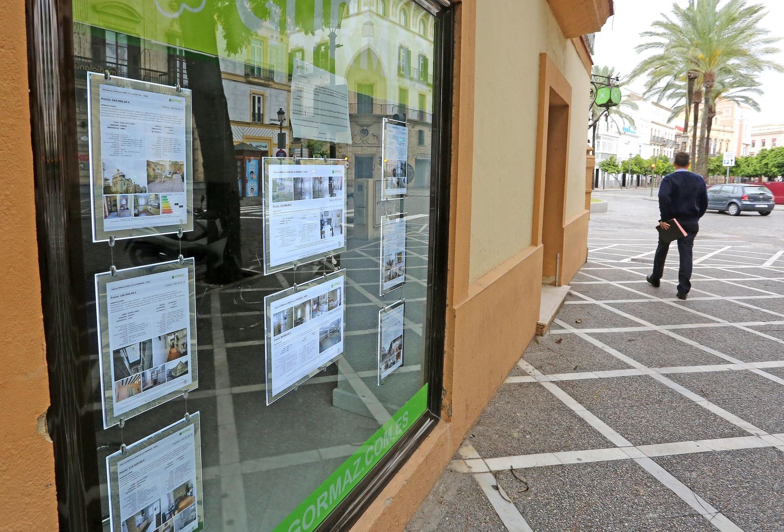 Escaparate de una inmobiliaria con los anuncios de viviendas a la venta en Jerez.